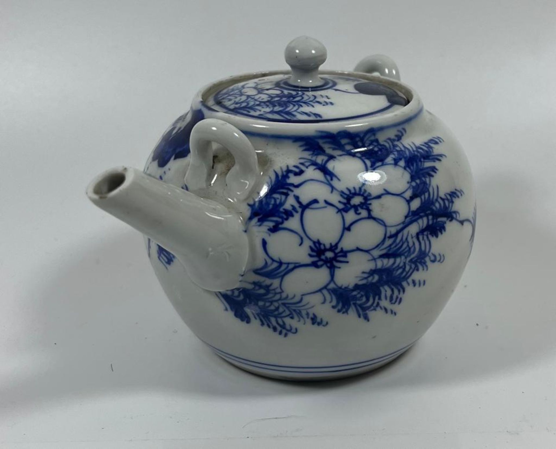 A VINTAGE JAPANESE BLUE AND WHITE SAKE / TEA POT, HEIGHT 10 CM - Image 7 of 9