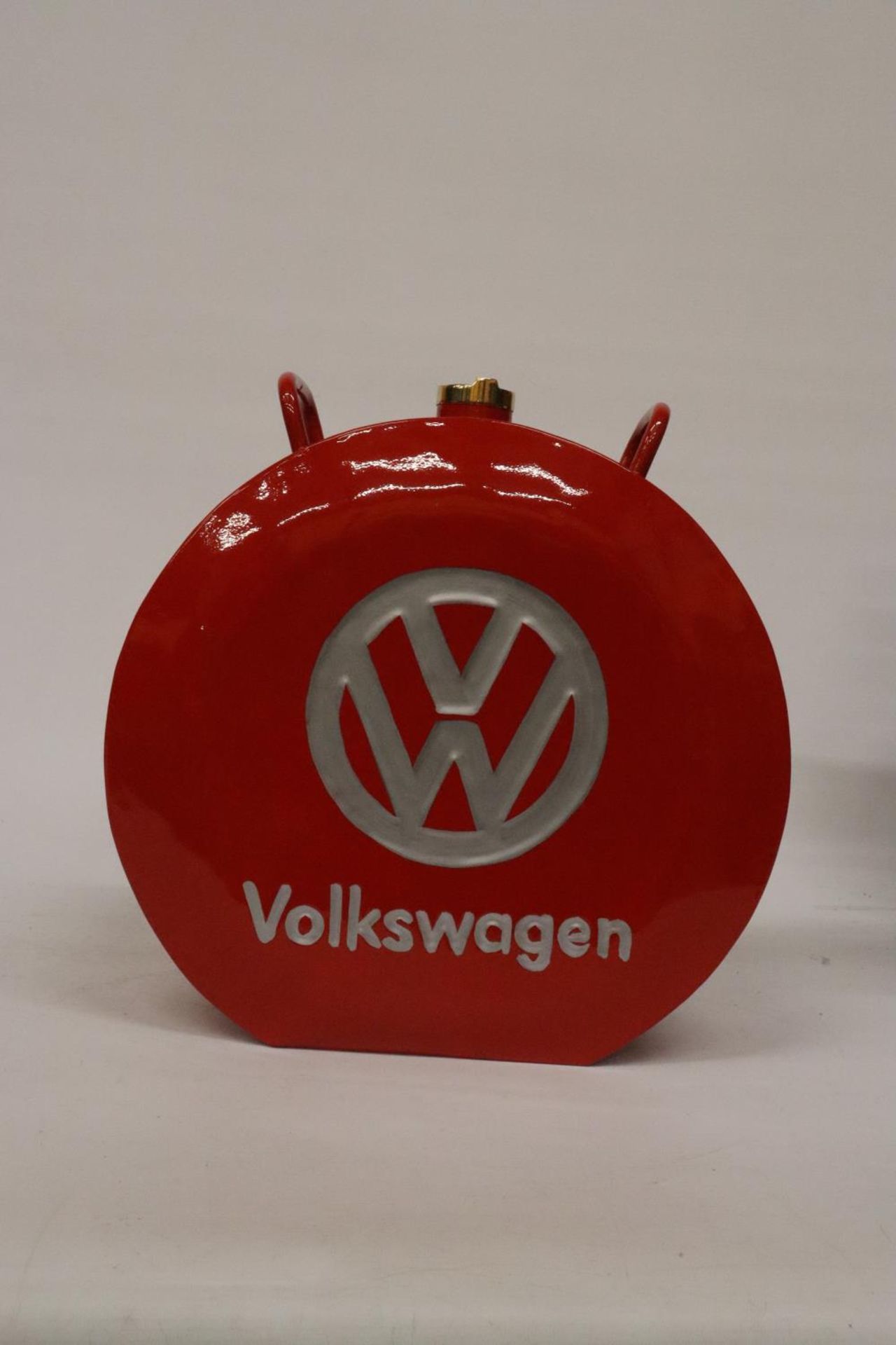 A RED VW PETROL CAN - Bild 4 aus 4