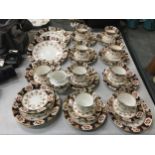 A LARGE QUANTITY OF VINTAGE TEAWARE TO INCLUDE TRIOS, PLATES, BOWLS, JUG ETC