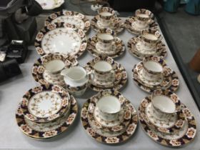 A LARGE QUANTITY OF VINTAGE TEAWARE TO INCLUDE TRIOS, PLATES, BOWLS, JUG ETC