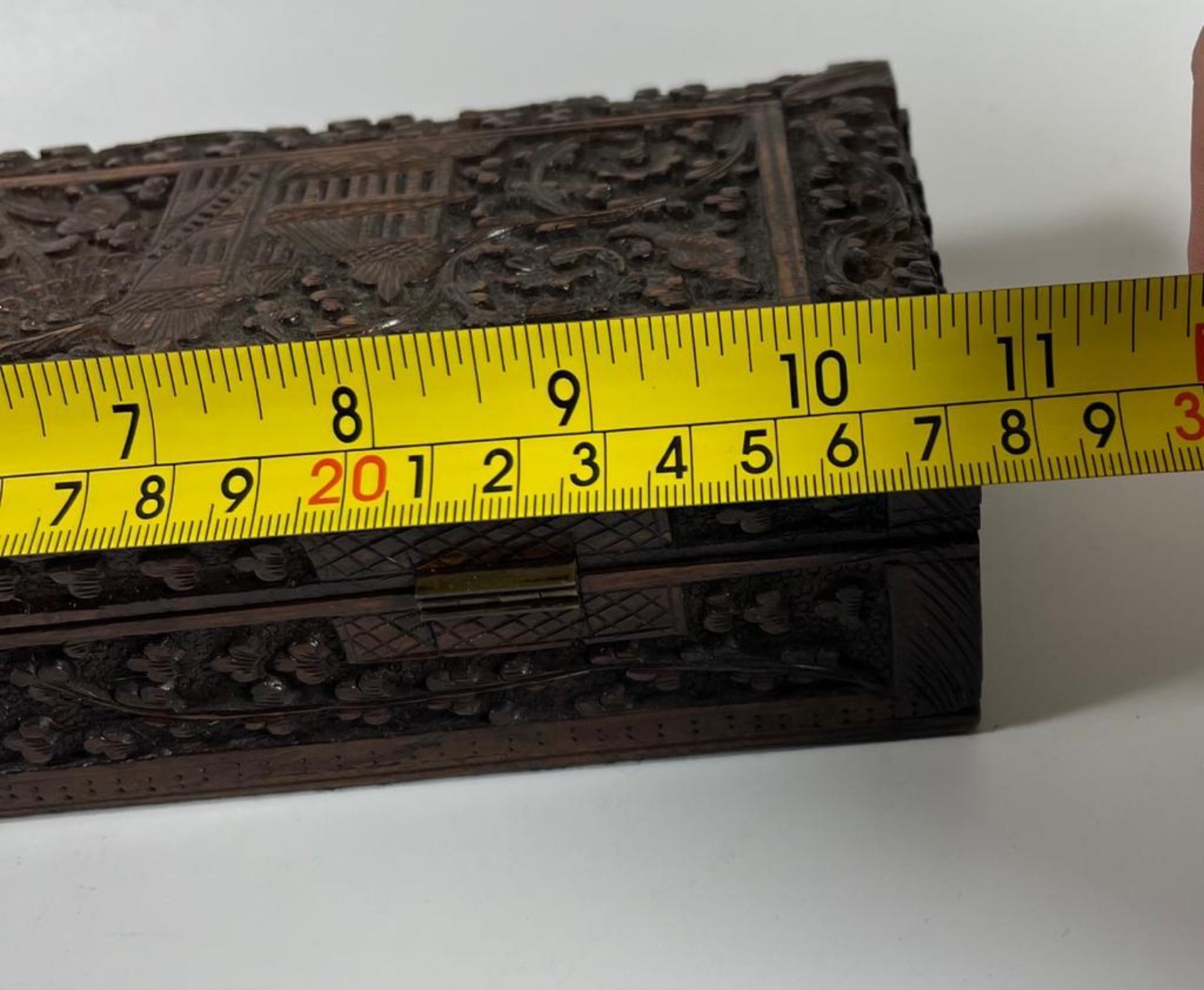 AN ANGLO INDIAN CARVED WOODEN BOX WITH TEMPLE DESIGN TOP, LENGTH 27 CM - Image 4 of 4