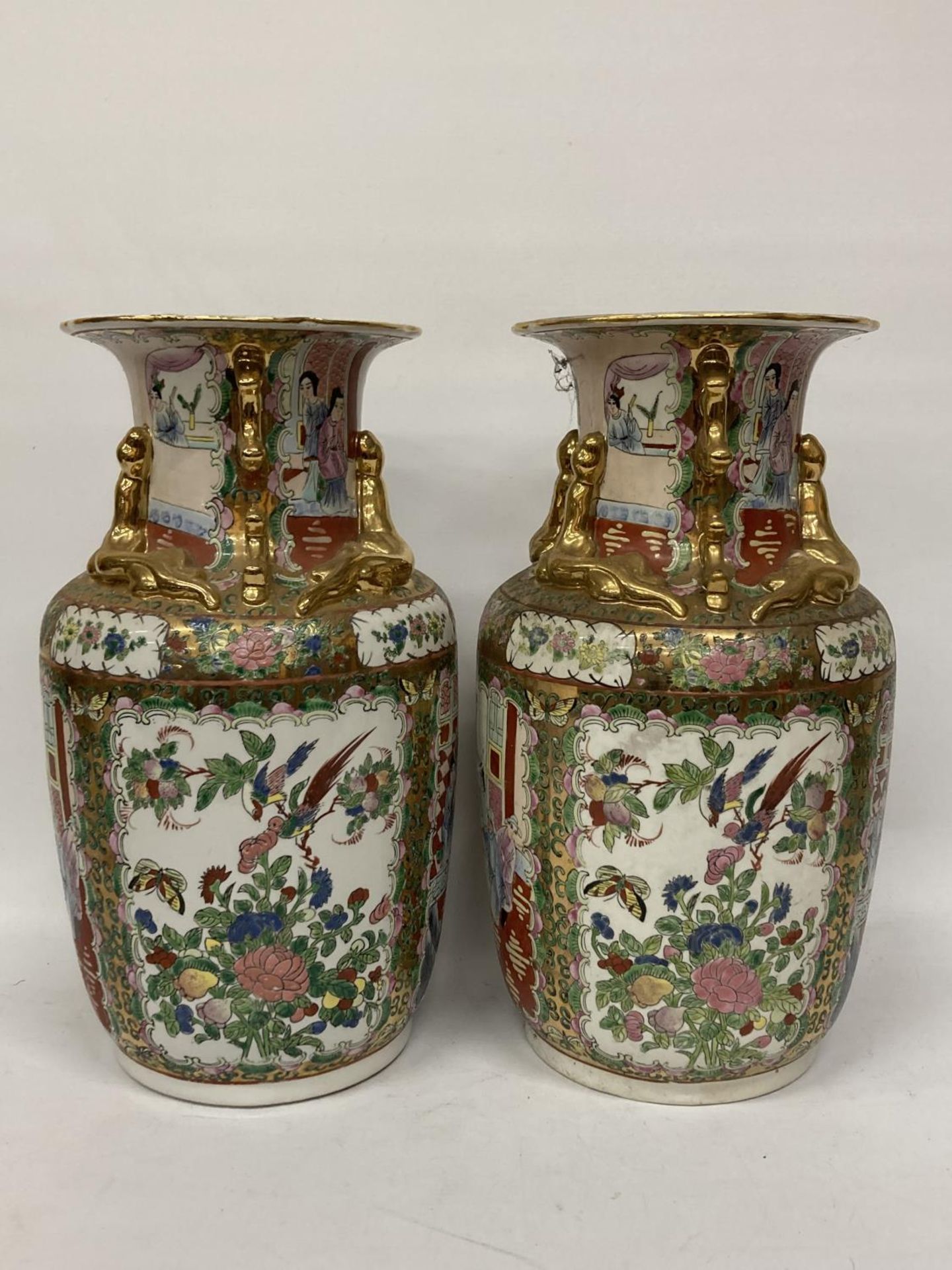 A LARGE PAIR OF CHINESE FAJMILLE ROSE VASES WITH LIZARD MOULDED NECK AND LION HANDLES - Image 2 of 7