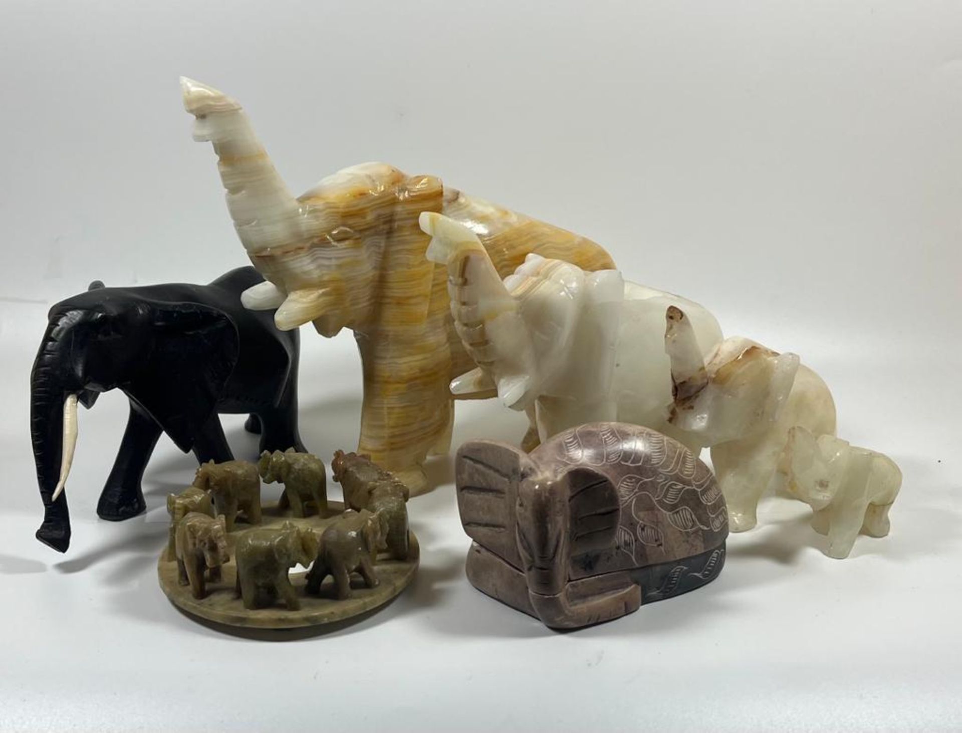 A COLLECTION OF HARDSTONE ELEPHANT FIGURES TO INCLUDE GROUP, SET OF FOUR, EBONY STYE AND LIDDED