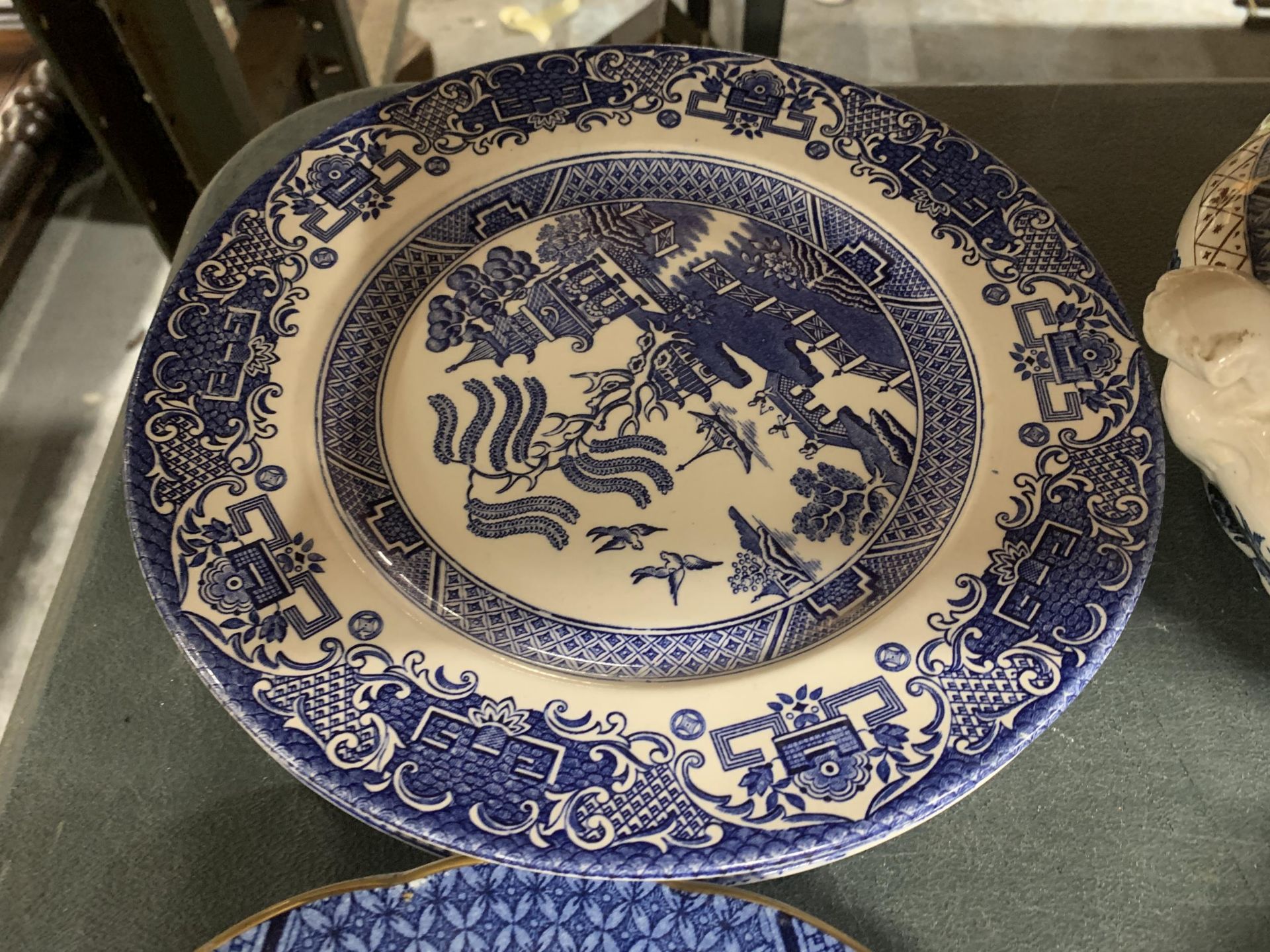 A REAL OLD WILLOW BLUE AND WHITE PART DINNER SERVICE TOGETHER WITH ENGLISH IRONSTONE TABLEWARE - Image 5 of 6