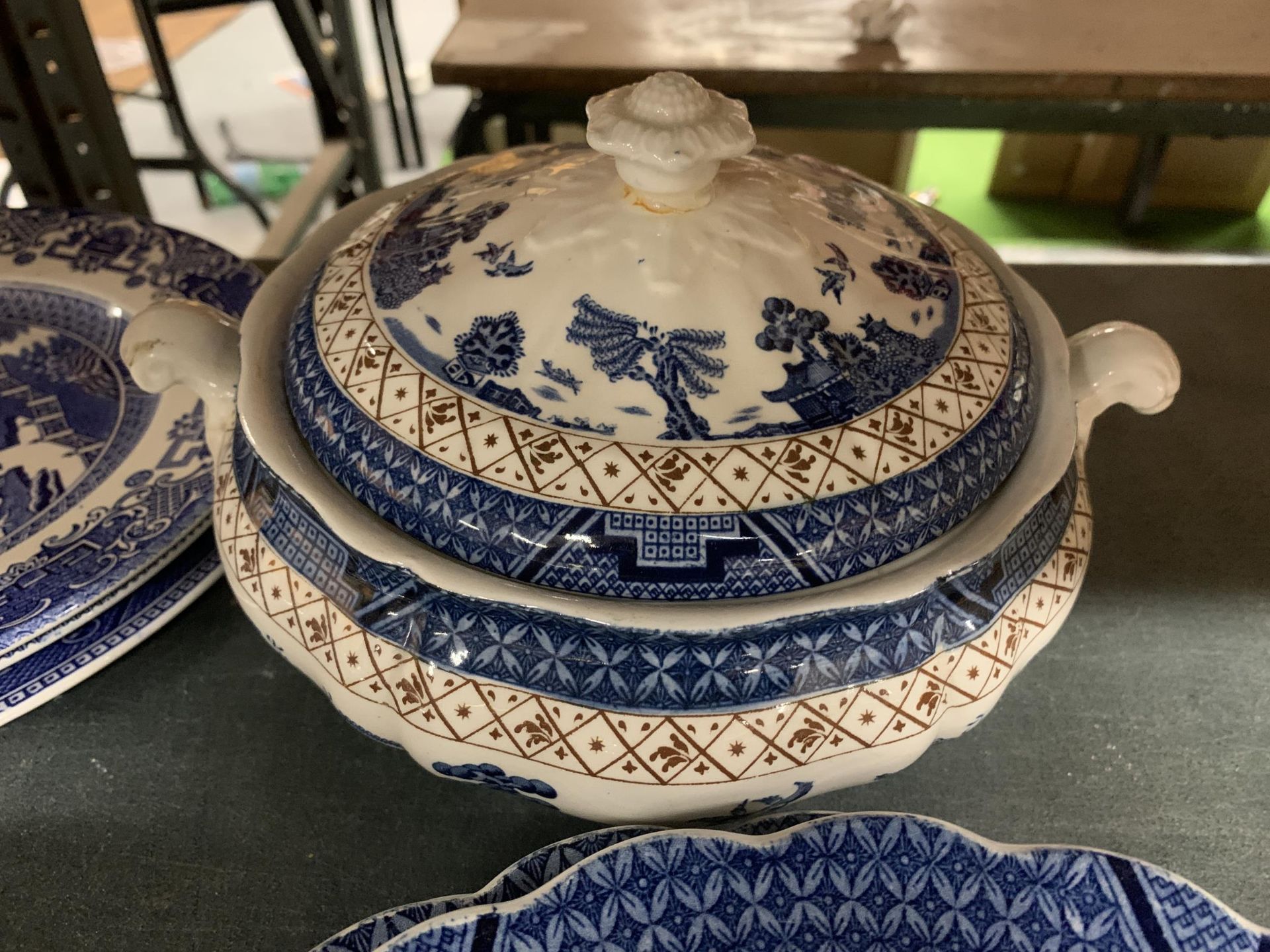 A REAL OLD WILLOW BLUE AND WHITE PART DINNER SERVICE TOGETHER WITH ENGLISH IRONSTONE TABLEWARE - Image 2 of 6