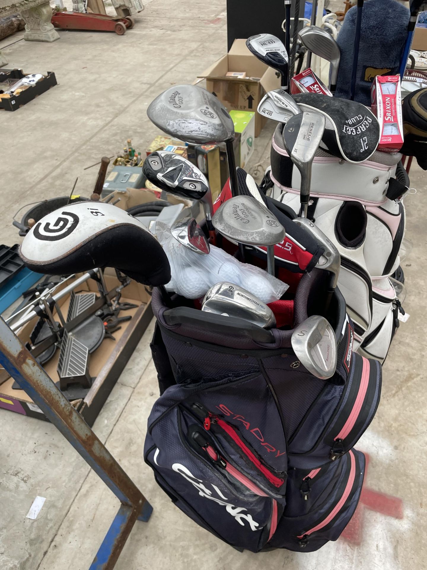 A TITLEIST GOLF BAG AND CLUBS TO INCLUDE CALLAWAY BIG BERTHA WOODS - Bild 2 aus 4