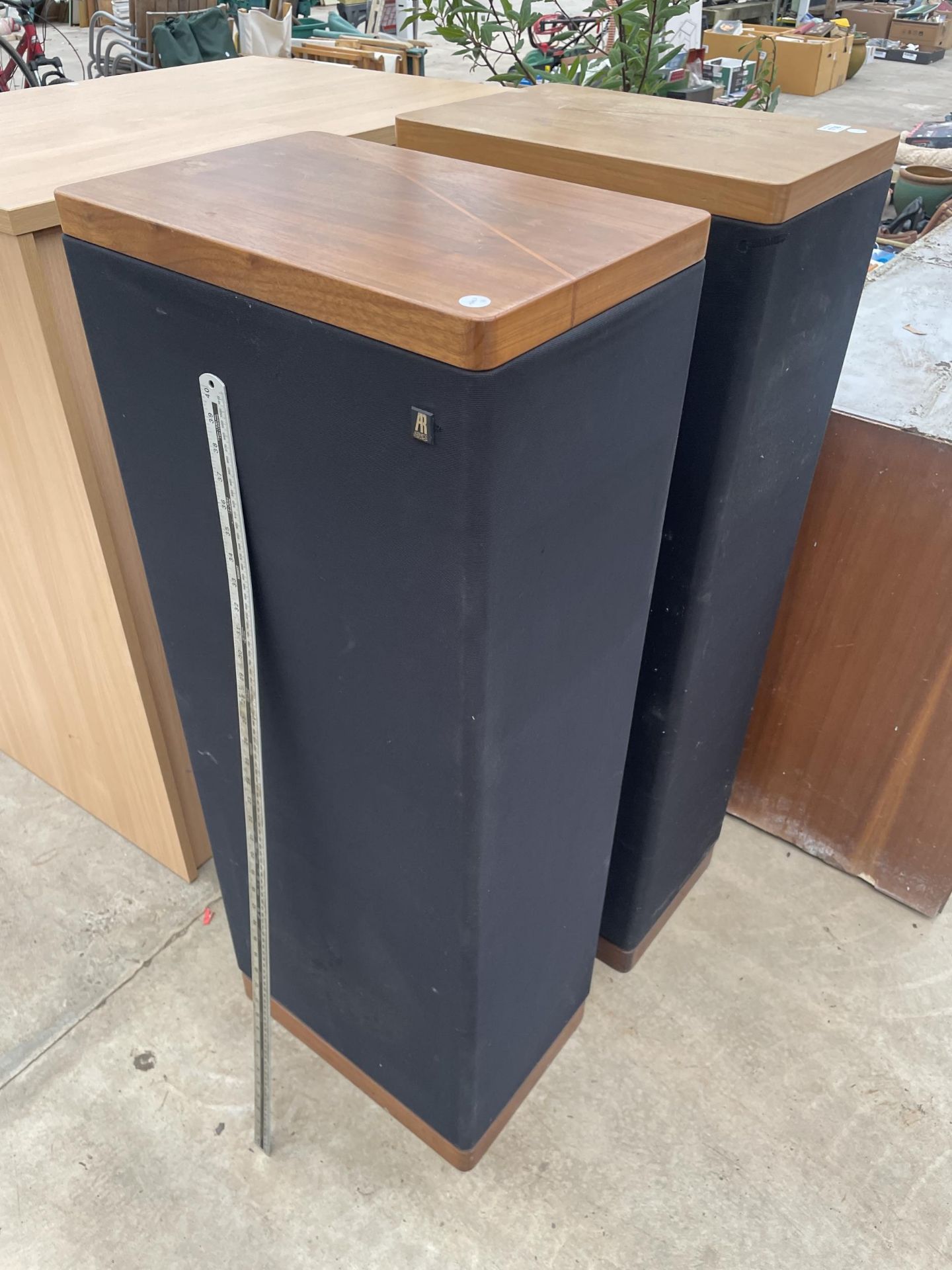 A PAIR OF TALL ACOUSTIC RESEARCH SPEAKERS HEIGHT 111CM - Bild 2 aus 5