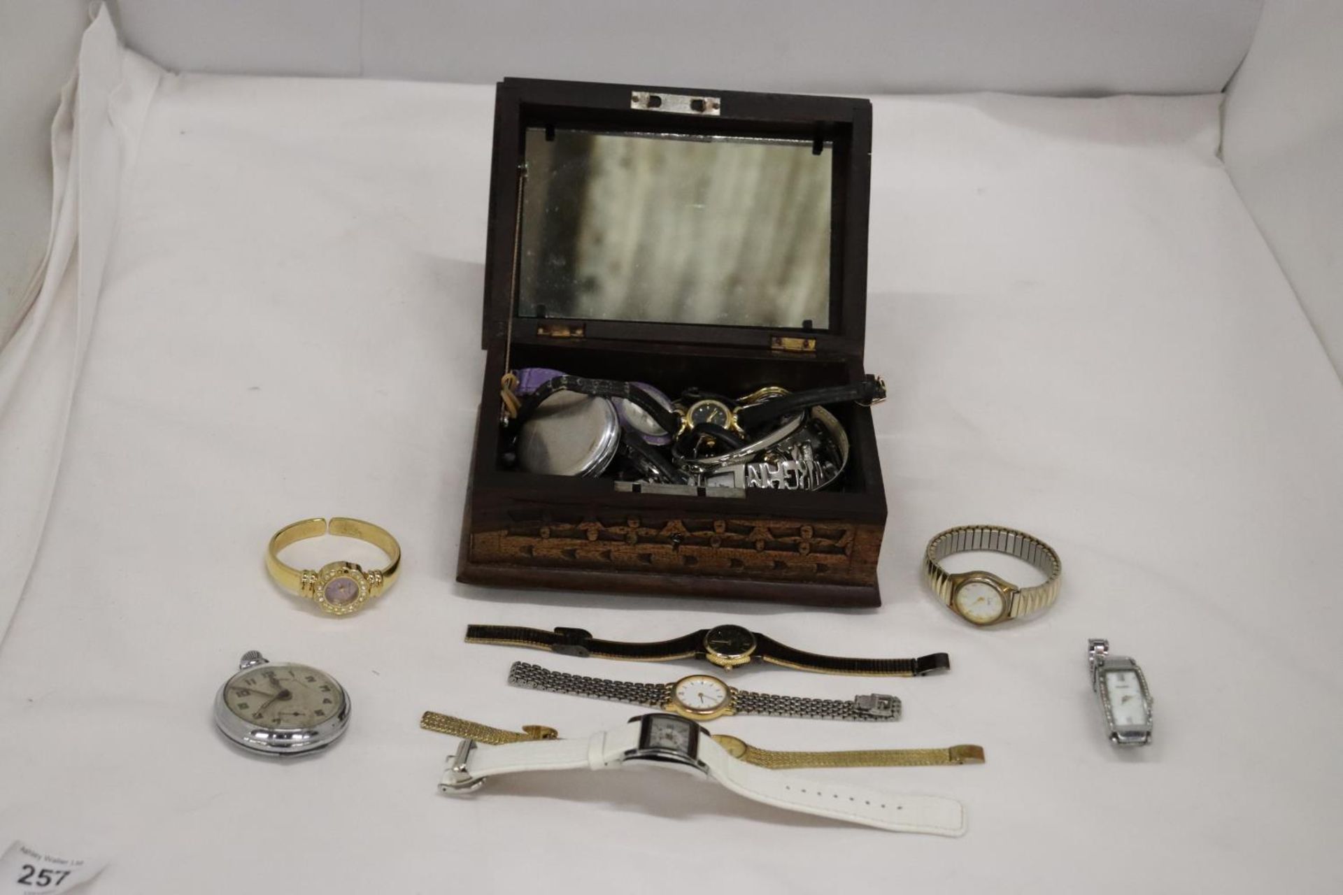 A QUANTITY OF WRISTWATCHES TO INCLUDE LIMIT - 8 IN TOTAL PLUS A CARVED WOODEN BOX WITH A QUANTITY OF - Bild 6 aus 8