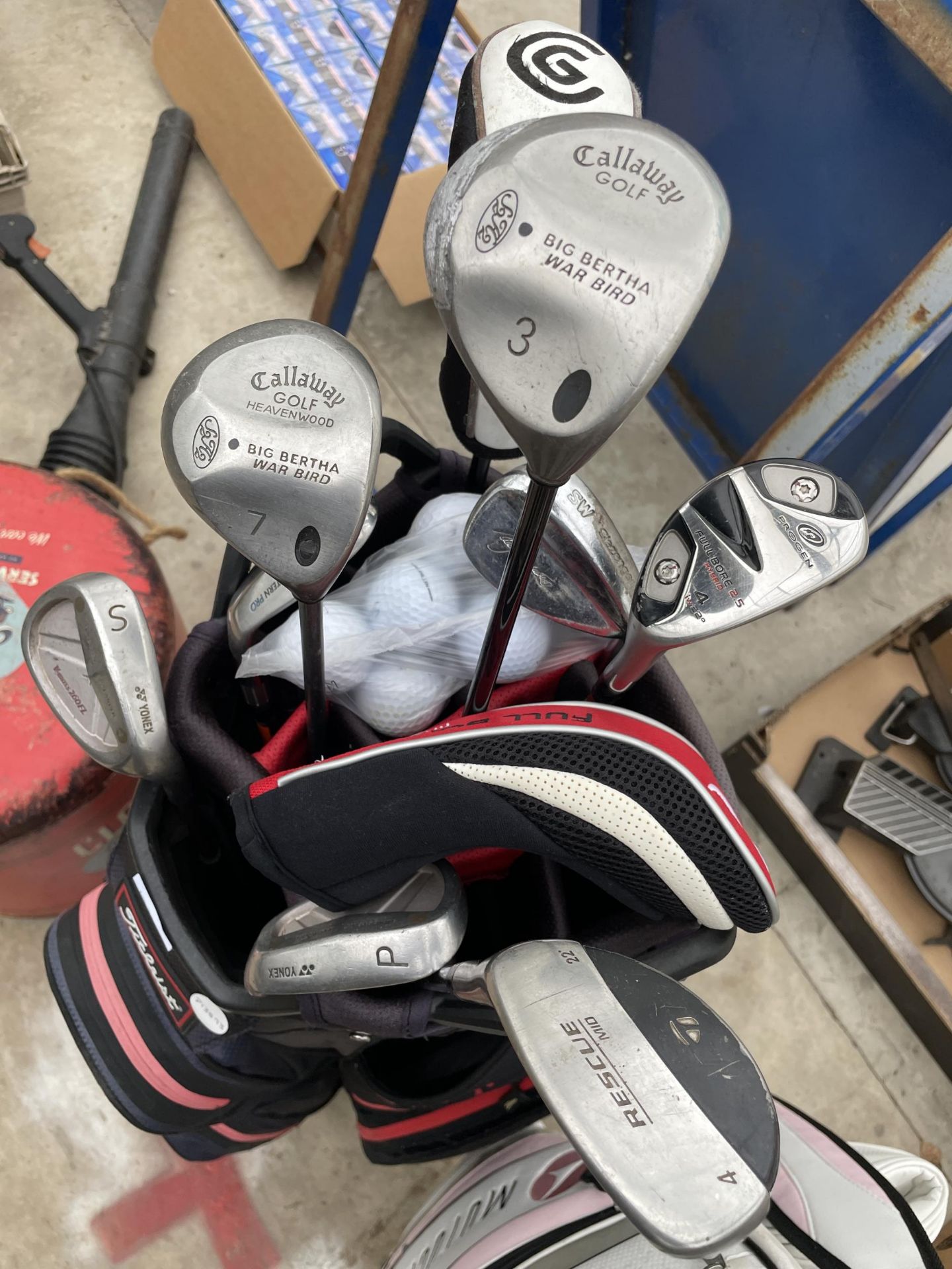 A TITLEIST GOLF BAG AND CLUBS TO INCLUDE CALLAWAY BIG BERTHA WOODS - Bild 3 aus 4