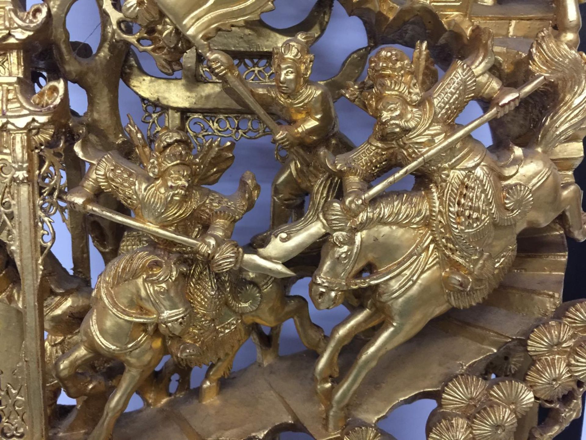 A CHINESE GILT CARVED LACQUERED WOODEN BATTLE SCENE PLAQUE PANEL - Image 3 of 5