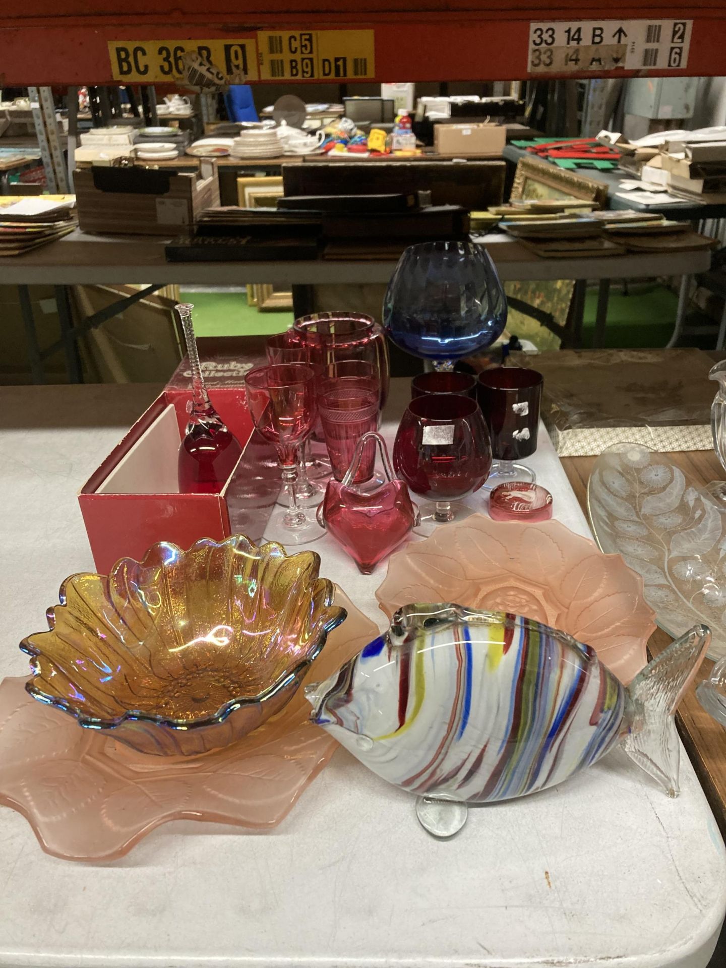 A QUANTITY OF GLASSWARE TO INCLUDE A MURANO STYLE FISH, CRANBERRY DRINKING GLASSES, BELL, BOWLS,