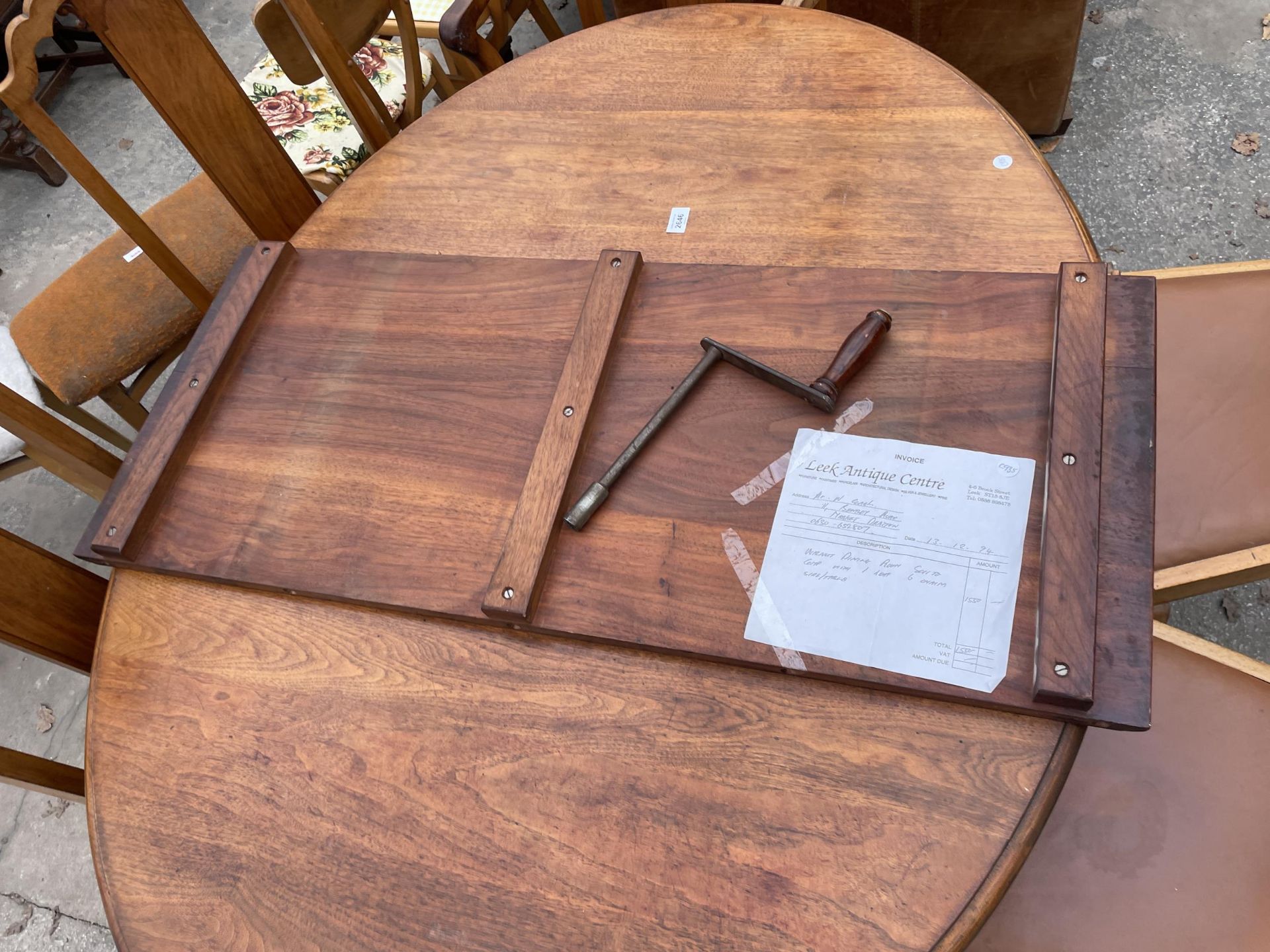 A LATE VICTORIAN WALNUT WIND-OUT DINING TABLE, 52 X 41" (LEAF 17") COMPLETE WITH WINDER AND SIX - Image 7 of 8