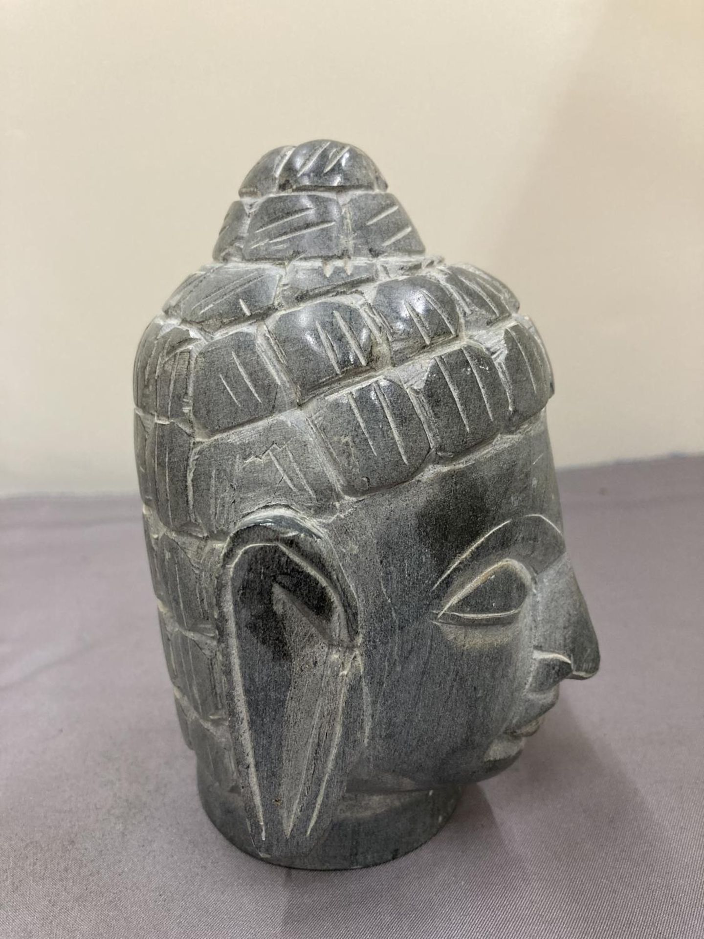 A GREEN STONE HEAD BUDDAH - Image 2 of 4