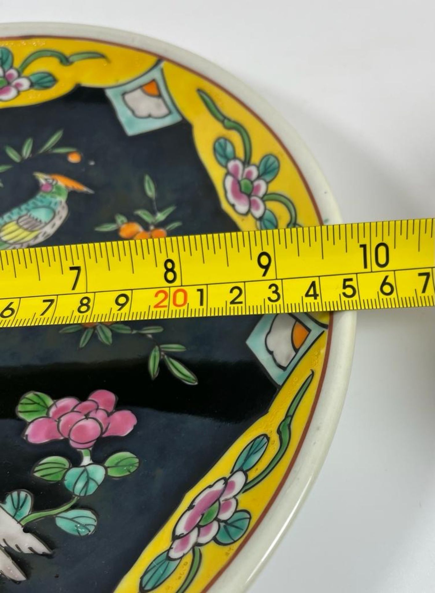 A VINTAGE CHINESE FAMILLE NOIRE CHARGER PLATE WITH BIRD AND FLORAL DESIGN, SEAL MARK TO BASE, - Bild 5 aus 5
