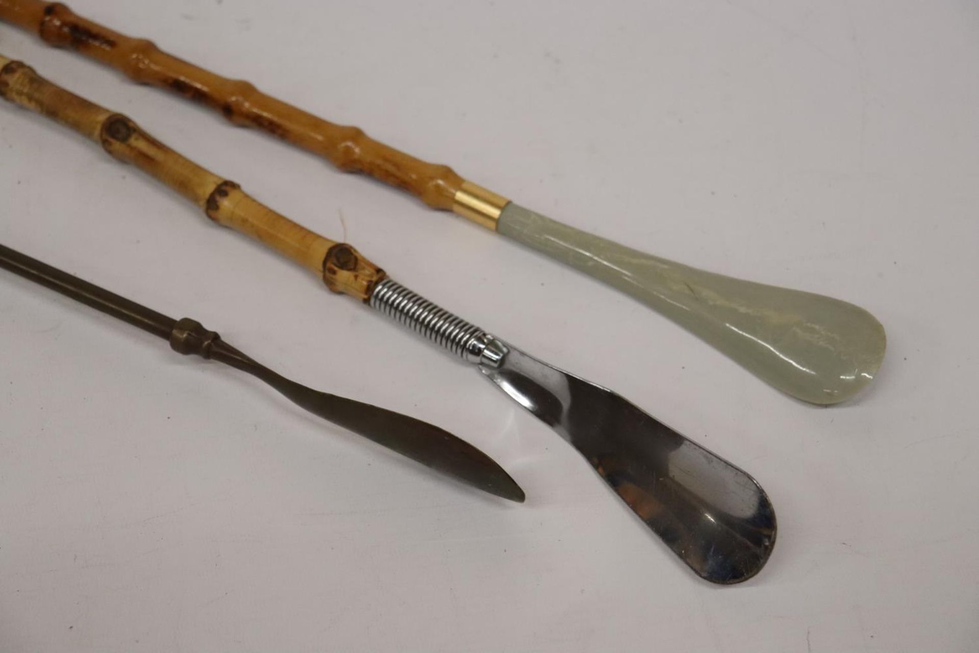 THREE VINTAGE SHOE HORNS, ONE WITH A HORSES HEAD AND ONE WITH A FOX HEAD - Image 3 of 4