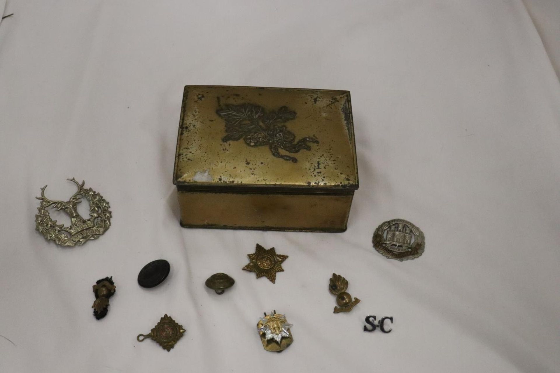 A BRASS BOX CONTAINING MILITARY BUTTONS AND BADGES - Image 9 of 10