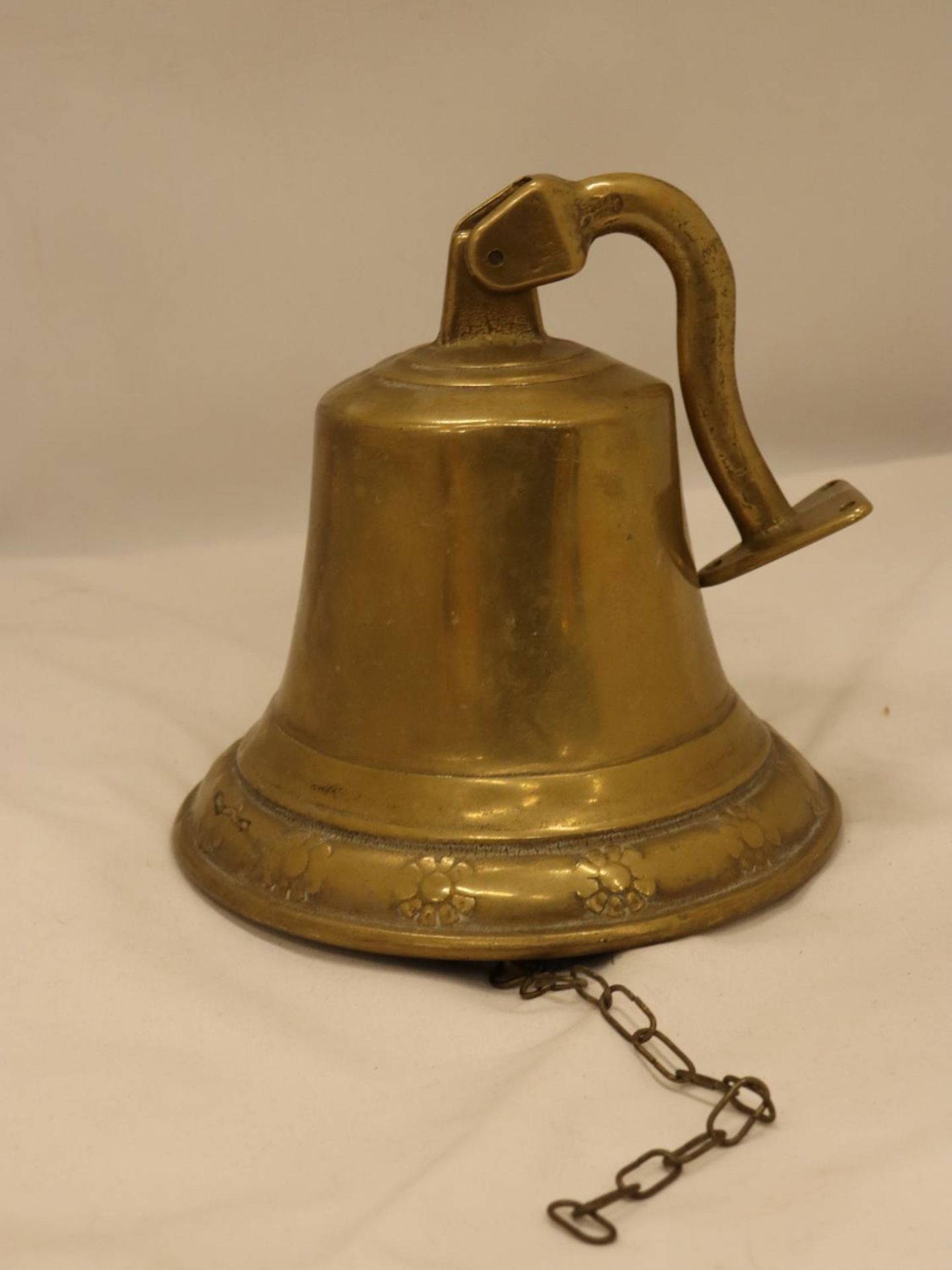 A LARGE HEAVY BRASS WALL BELL, HEIGHT 20CM - Image 2 of 4