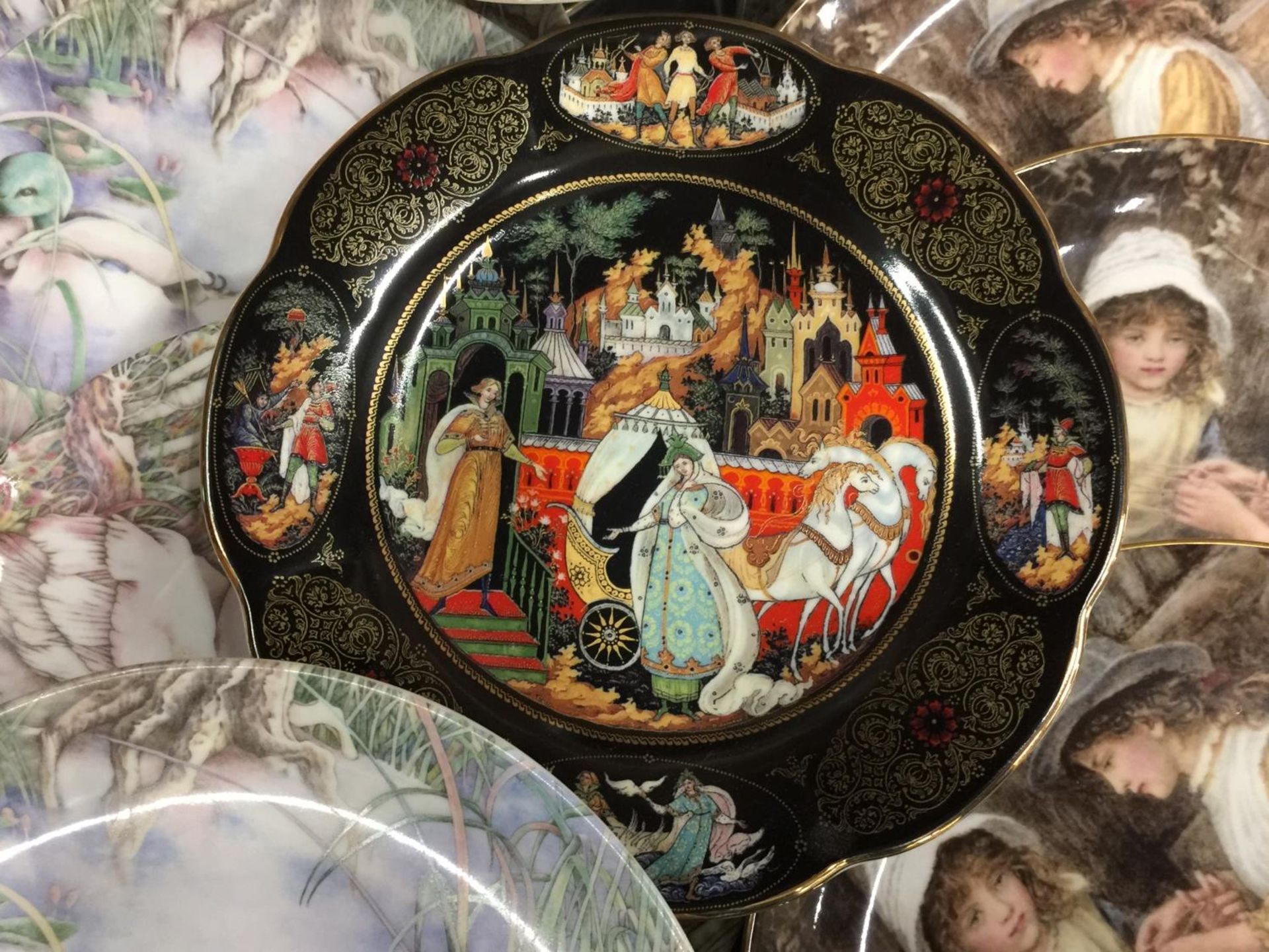 A LARGE QUANTITY OF CABINET PLATES SOME WITH COAD TO INCLUDE DANBURY MINT, ROYAL DOULTON ETC - Image 3 of 6