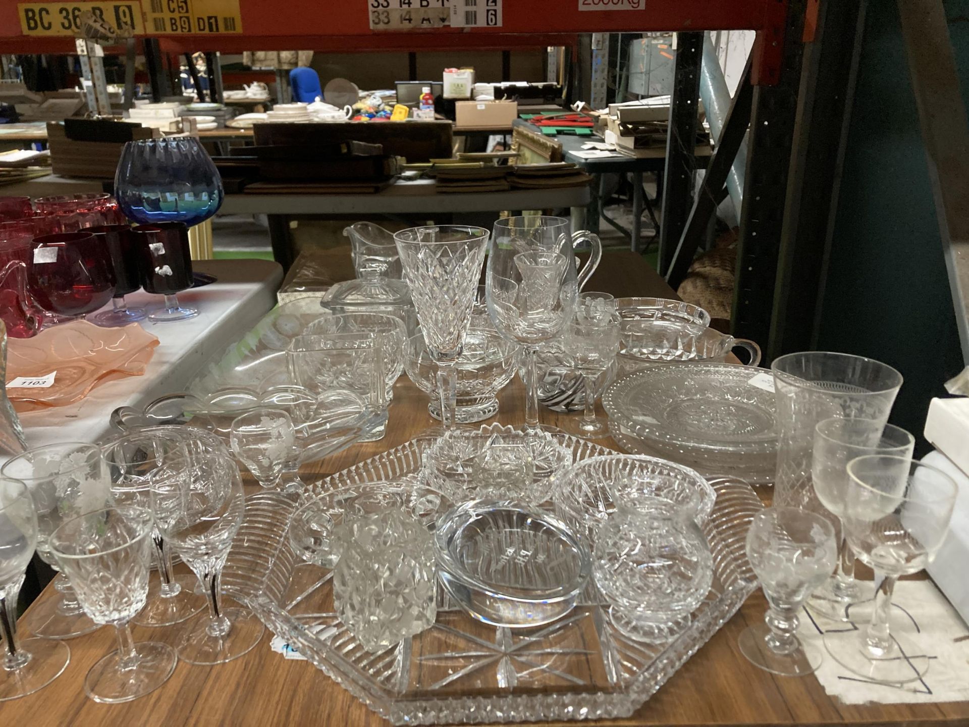 A LARGE QUANTITY OF GLASSWARE TO INCLUDE GLASSES, BOWLS, TRAYS, CANDLEHOLDERS, ETC., - Image 2 of 4