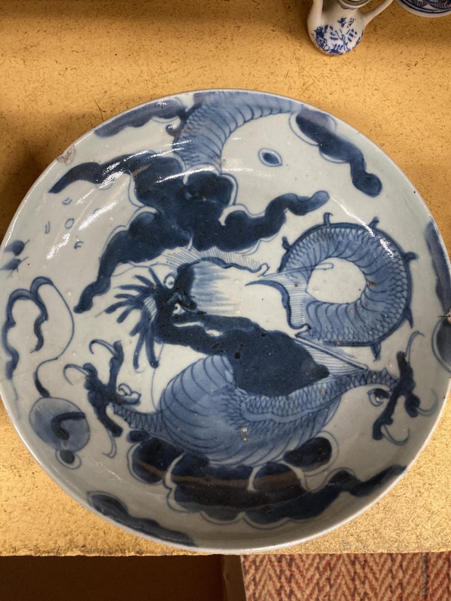 TWO VINTAGE BLUE AND WHITE CHINESE BOWLS WITH DRAGON DESIGN - Image 3 of 4