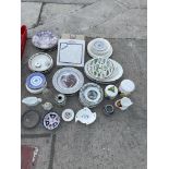 AN ASSORTMENT OF ITEMS TO INCLUDE CERAMIC PLATES AND LIDDED POTS ETC