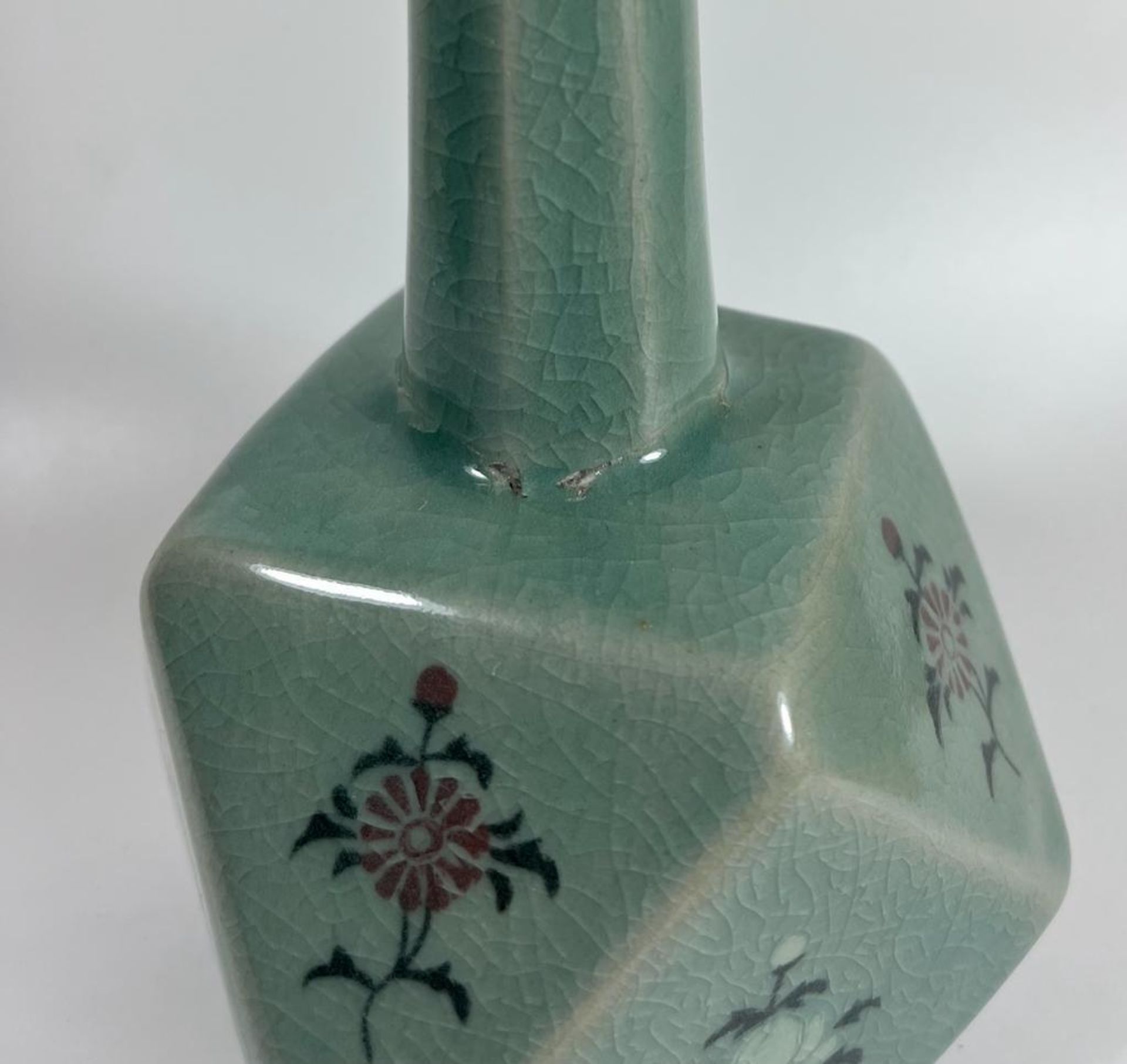 A MID 20TH CENTURY CHINESE KOREAN EXPORT CUBIC STYLE TALL VASE, SIGNED, HEIGHT 22 CM - Bild 2 aus 5