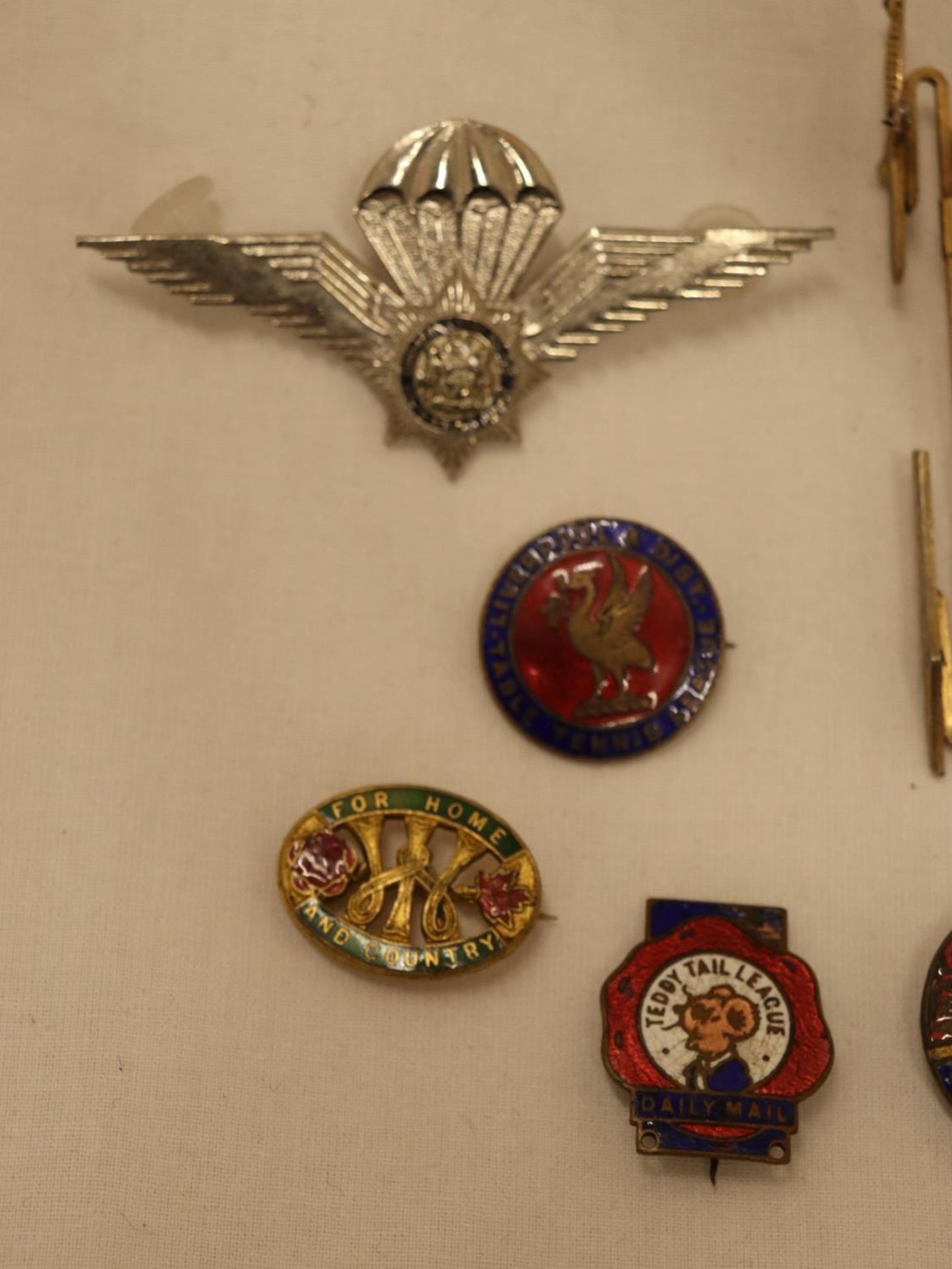 ACOLLECTION OF VINTAGE BADGES TO INCLUDE MILITARIA - 9 IN TOTAL - Bild 4 aus 5