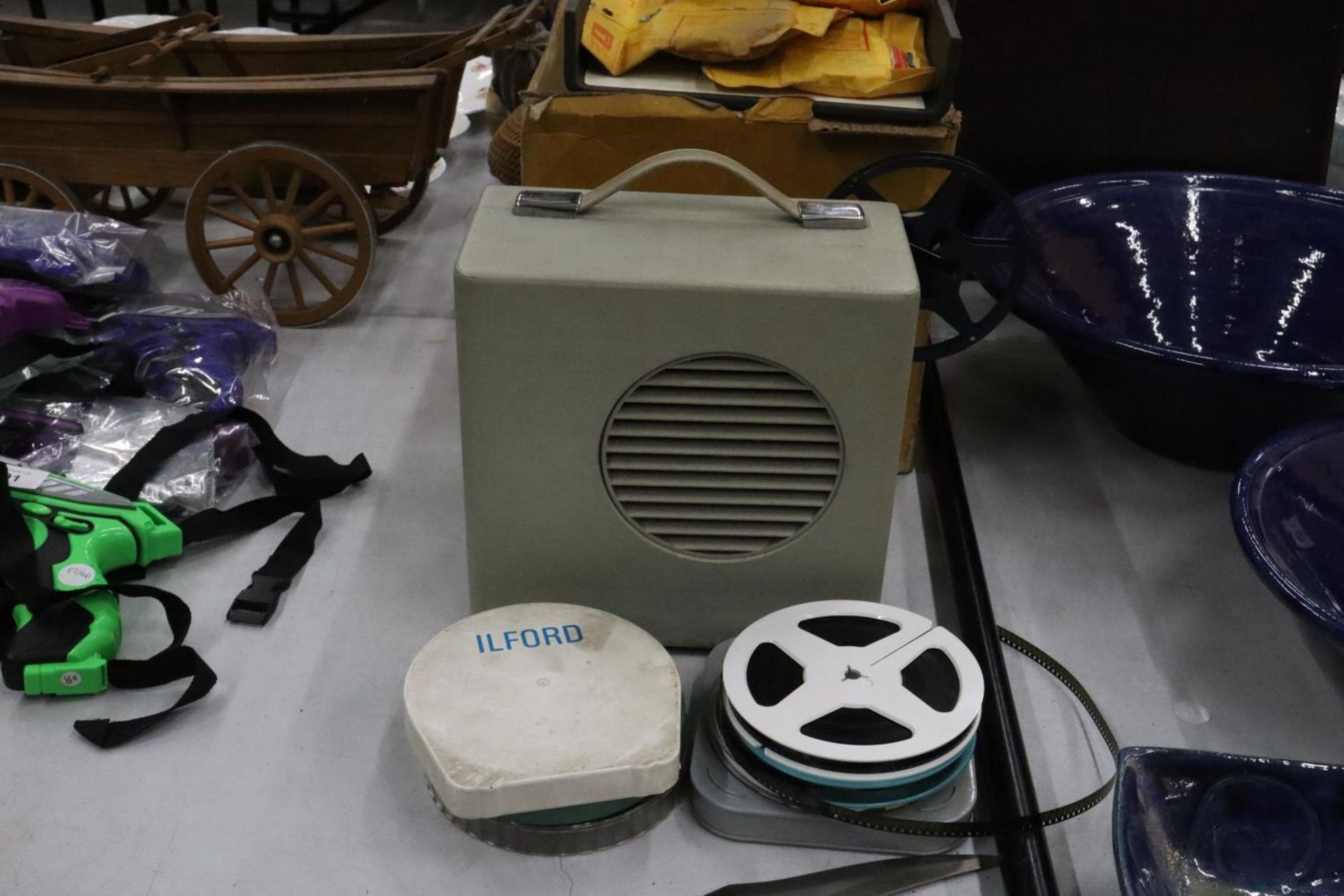 A KODAK BROWNIE & CINE PROJECTOR 8MM A15G BOXED WITH REELS - Image 5 of 8