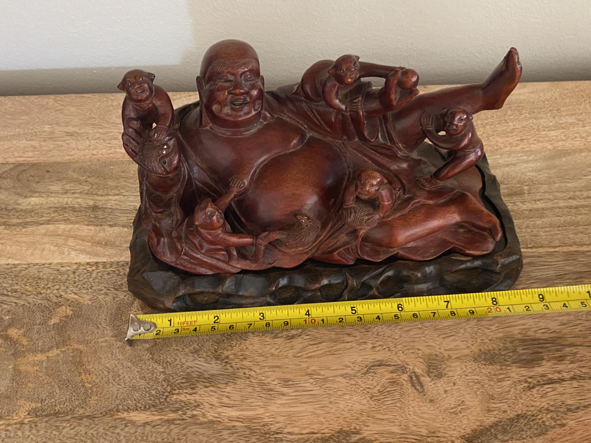 AN ANTIQUE CHINESE QING CARVED ROOTWOOD FIGURE OF A BUDDHA FIGURE WITH CHILDREN WITH BONE EYES, 22 X - Image 8 of 9