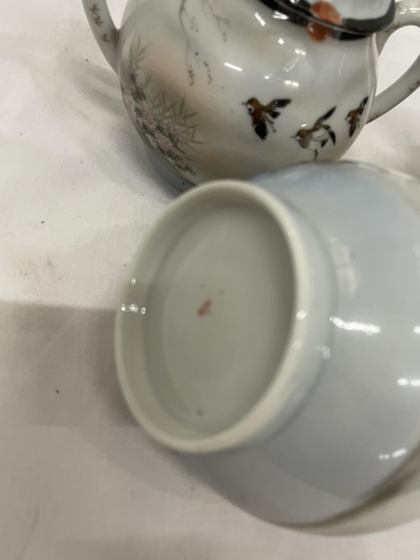 AN ORIENTAL TEAPOT, CREAM JUG AND SUGAR BOWL - Image 3 of 3