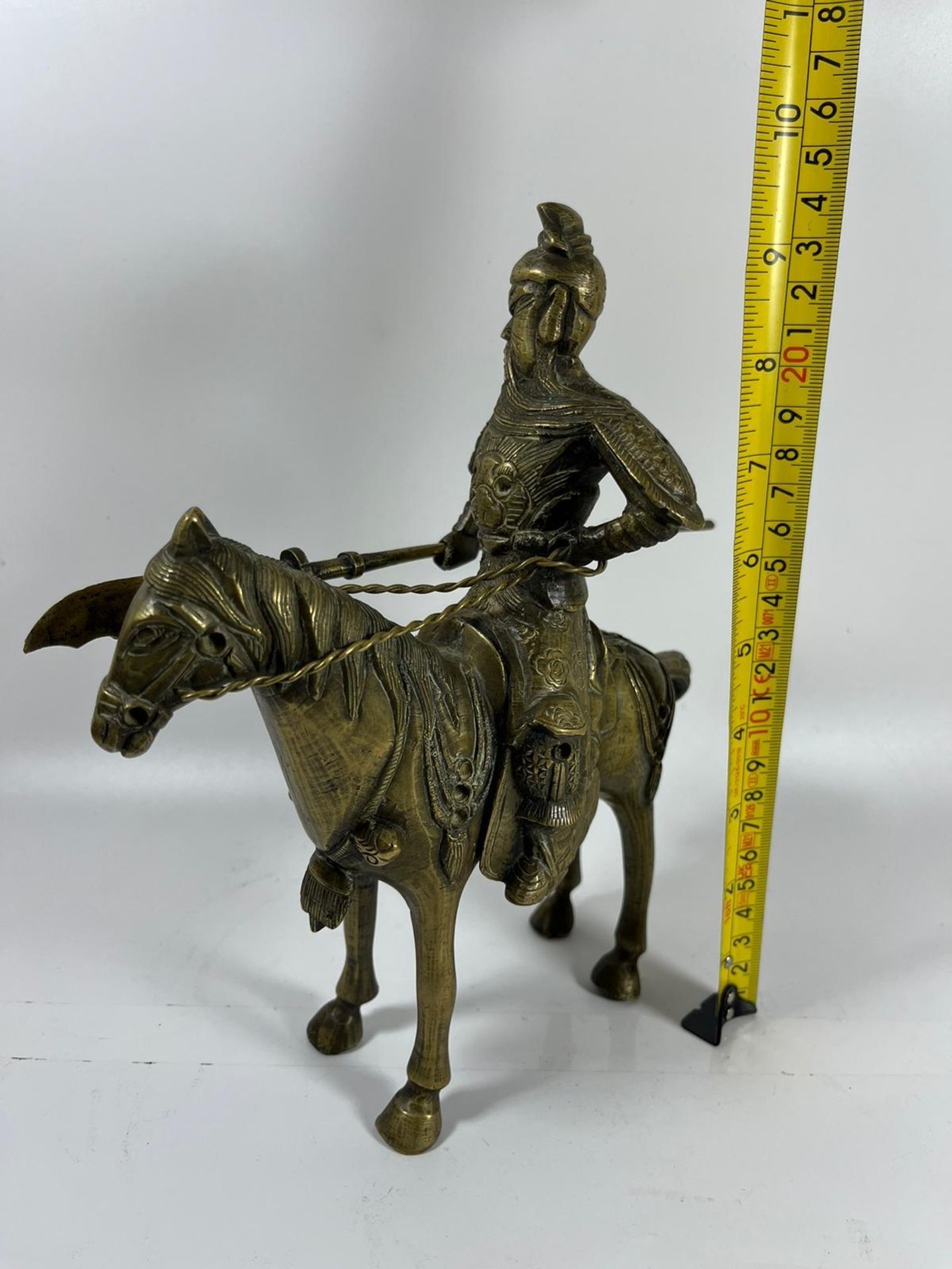 A VINTAGE CHINESE BRASS FIGURE OF A WARRIOR ON HORSEBACK WITH JEWEL DESIGN, HEIGHT 24CM - Image 5 of 5