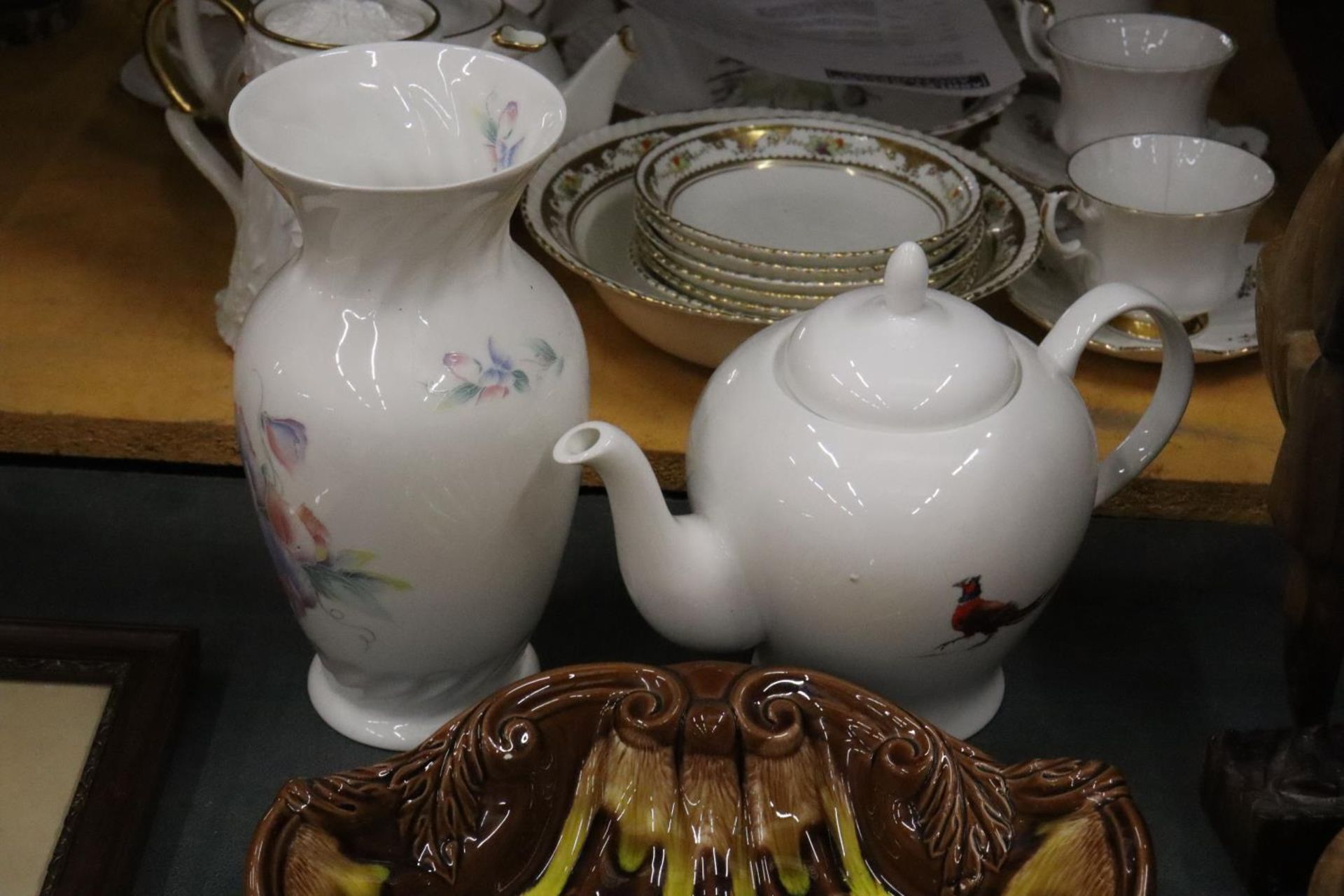 A QUANTITY OF CERAMIC ITEMS TO INCLUDE A MAJOLICA STYLE BOWL, SMALL SCRUMPY STONEWARE BOTTLES, AN - Image 4 of 5