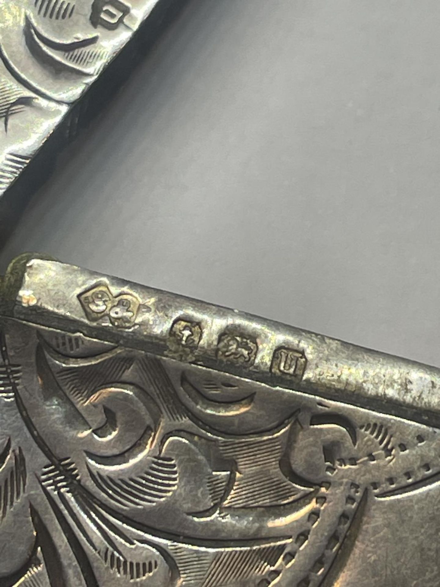 A HALLMARKED BIRMINGHAM SILVER VESTA CASE - Image 2 of 3