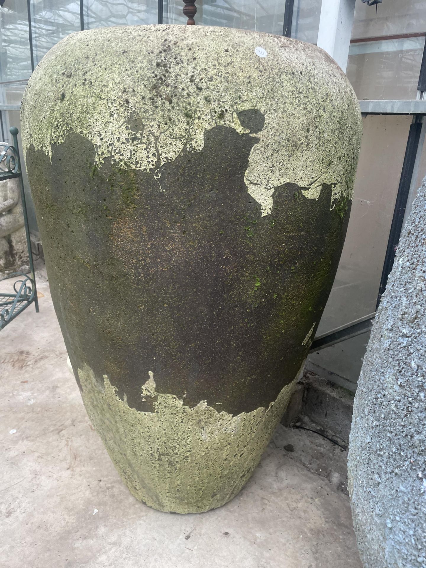 A LARGE TERRACOTTA AND GLAZED GARDEN URN PLANTER (H:109CM D:70CM) - Image 5 of 5