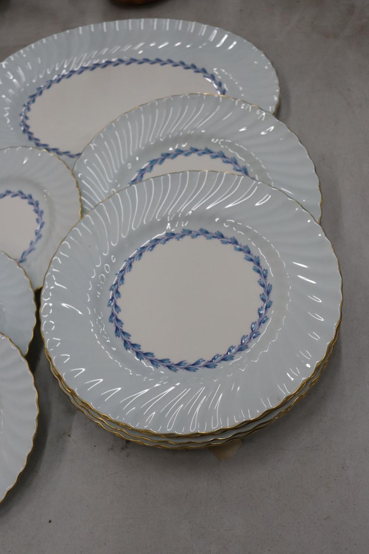 A QUANTITY OF MINTON 'CHEVIOT' PATTERN PLATES TO INCLUDE DINNER, SALAD AND SIDE PLATES - Image 5 of 5