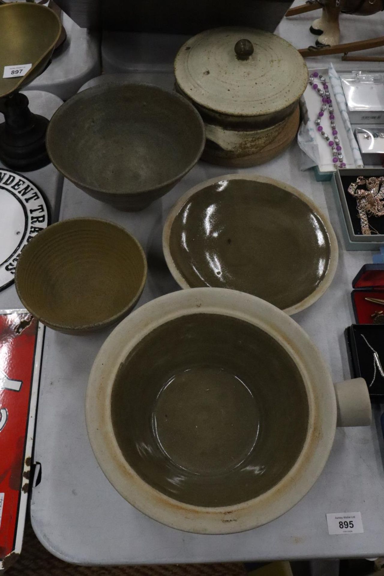 A QUANTITY OF EARTHENWARE TO INCLUDE A COOKING POT, BOWLS, PLATE, ETC.,