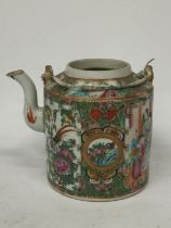 A 19TH CENTURY CHINESE CANTON FAMILLE ROSE MEDALLION TEAPOT, HEIGHT 16CM