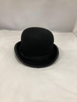 A CHRISTIES OF LONDON LADIES BOWLER RIDING HAT, SIZE 6 AND 5/8