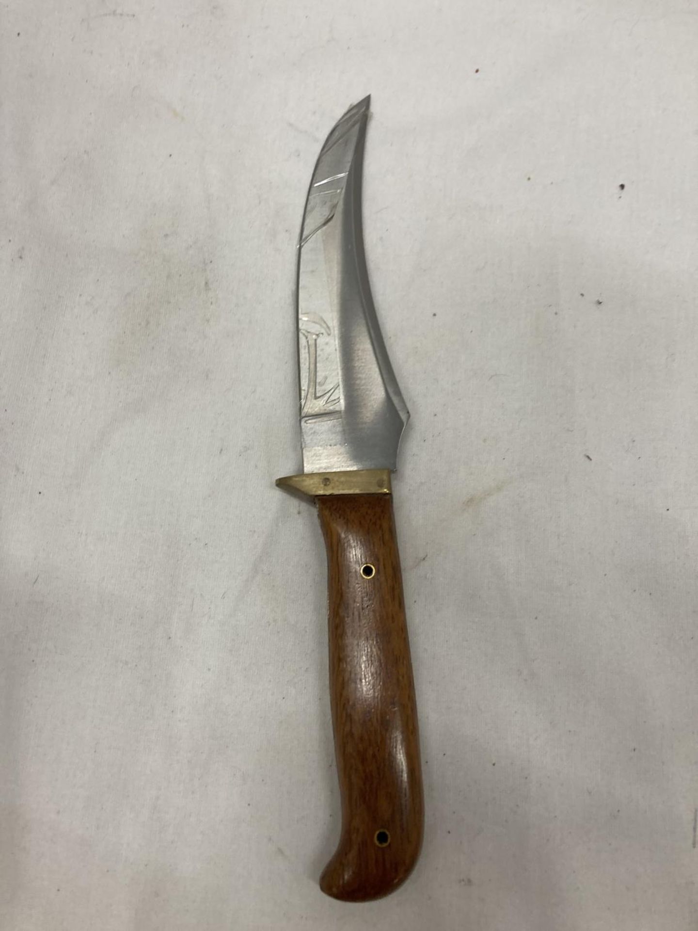 A WOODEN HANDLED HUNTING KNIFE