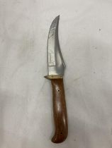 A WOODEN HANDLED HUNTING KNIFE