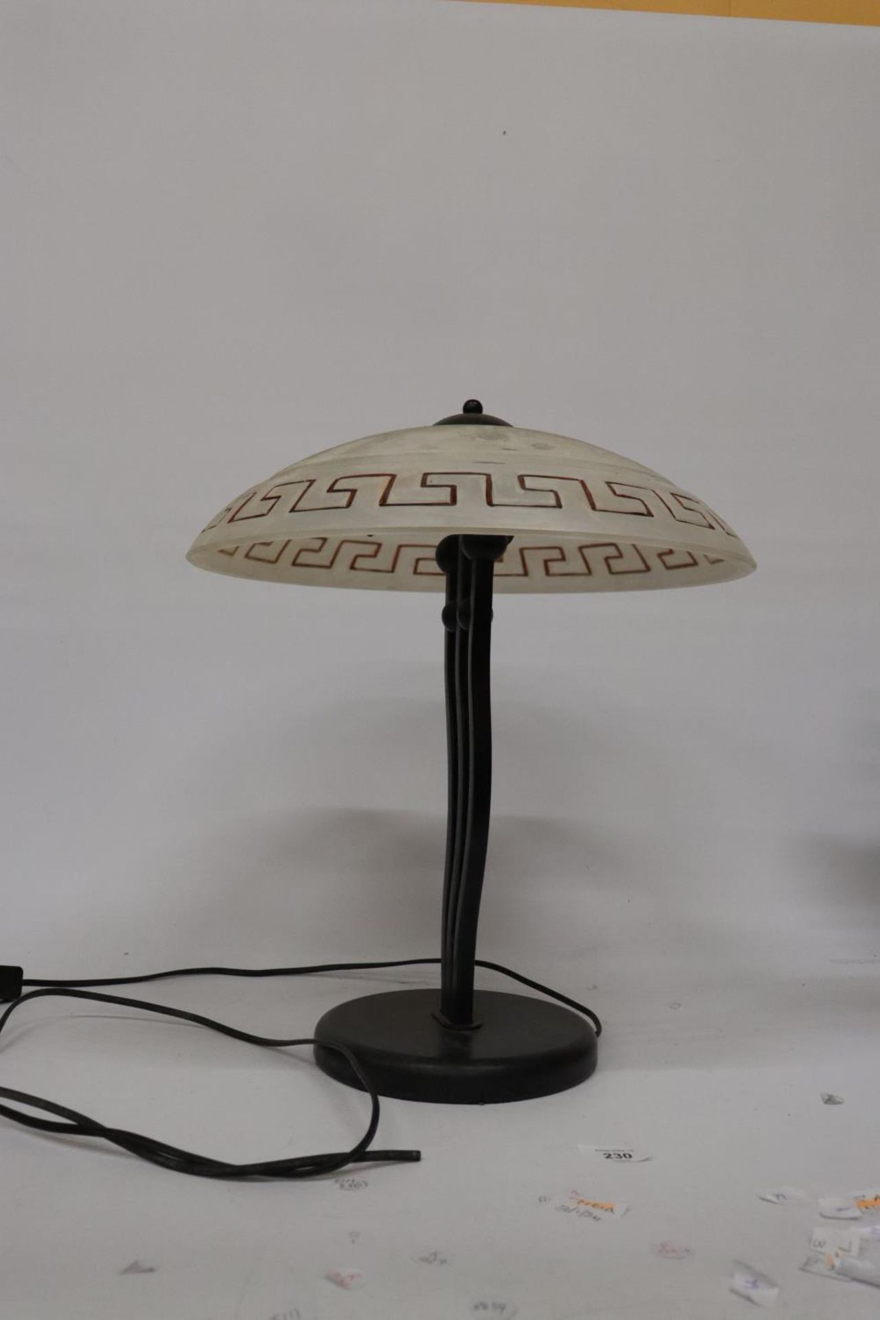 A HEAVY VINTAGE STYLE TABLE LAMP WITH METAL BASE AND GLASS SHADE, HEIGHT APPROX 42CM - Image 2 of 5