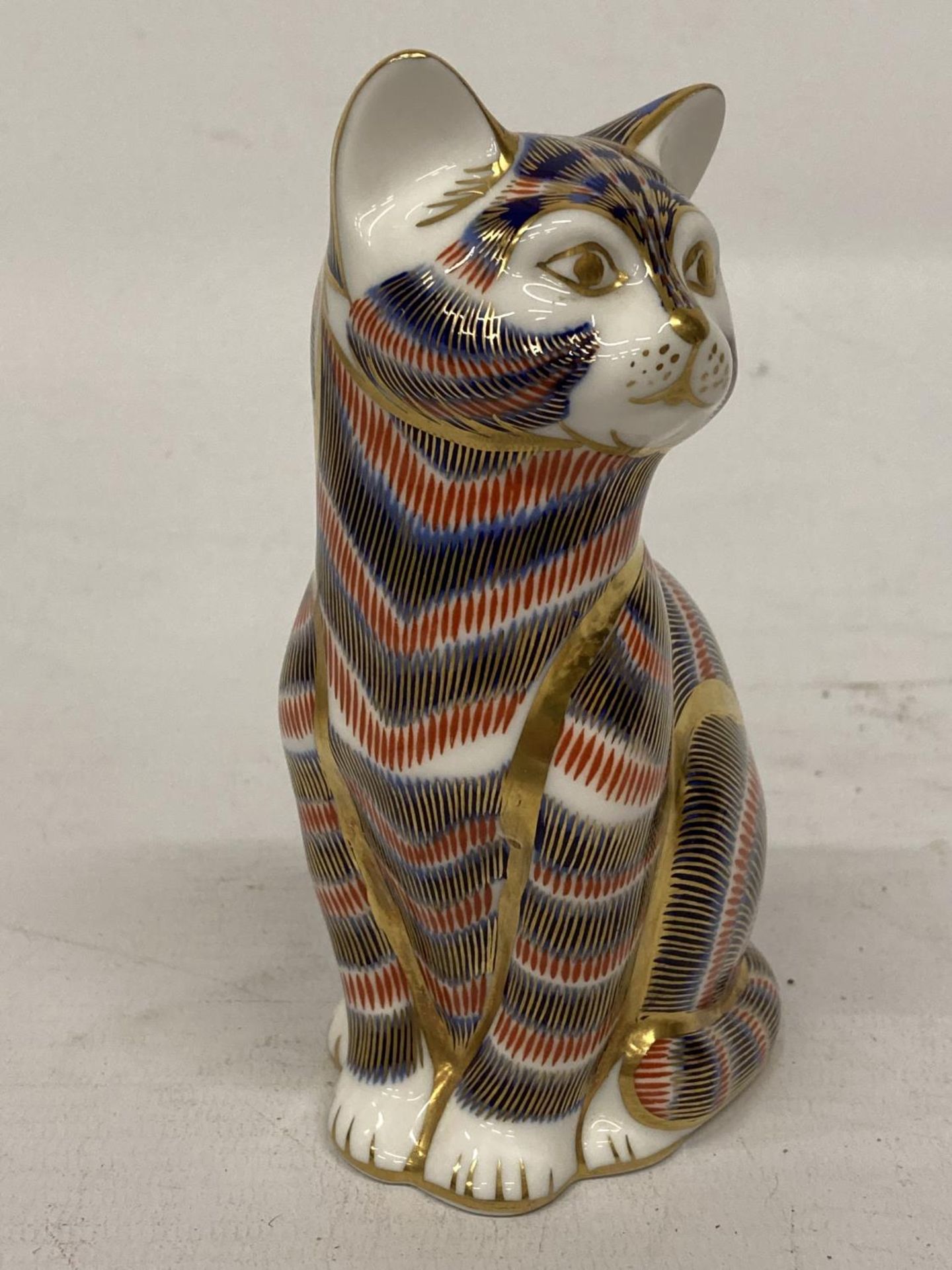 A ROYAL CROWN DERBY SITTING CAT WITH SILVER STOPPER - Bild 2 aus 4