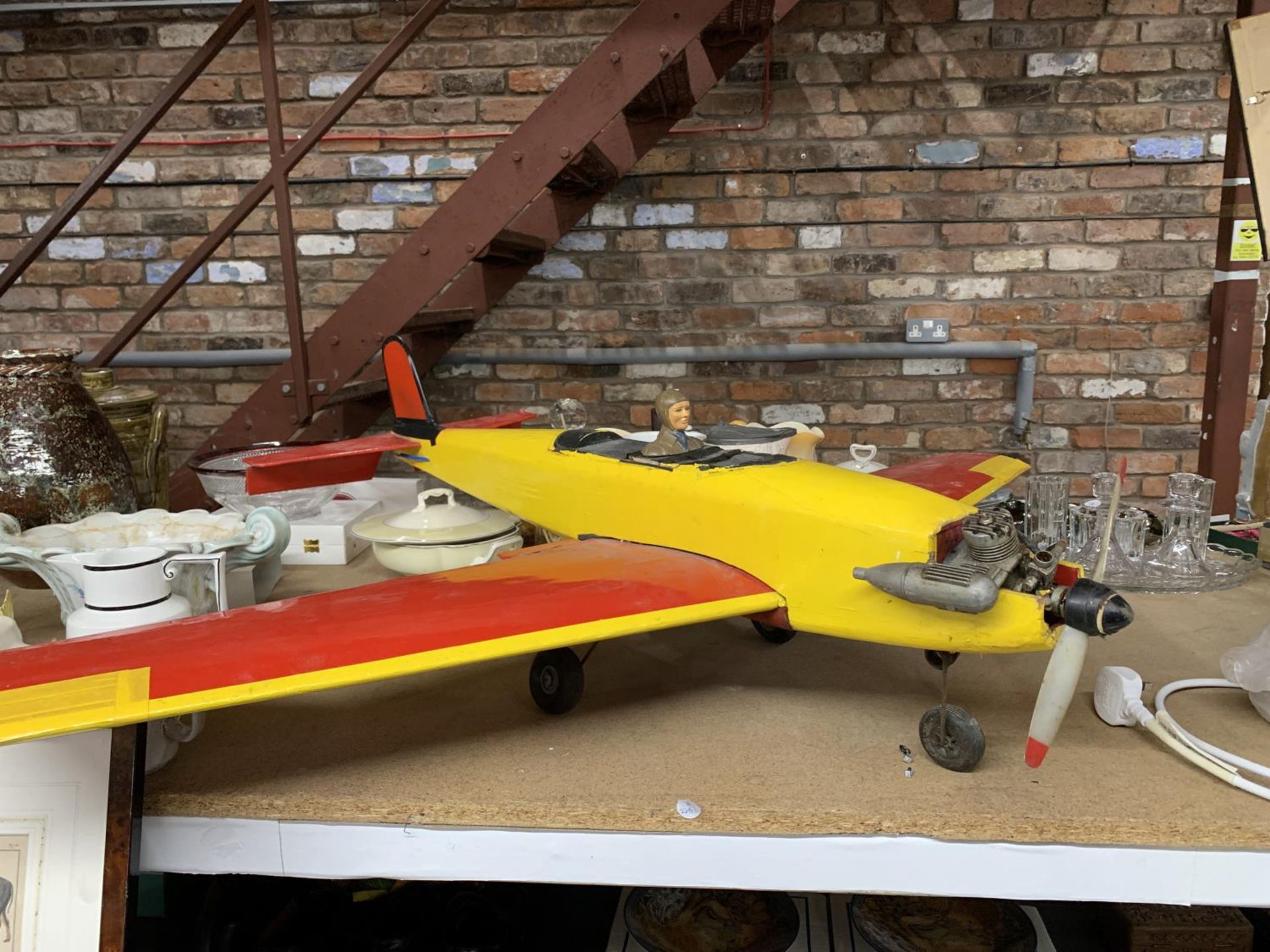 A LARGE MODEL OF PLANE WITH A PROPELLER, LENGTH APPROX 106CM, HEIGHT 23CM