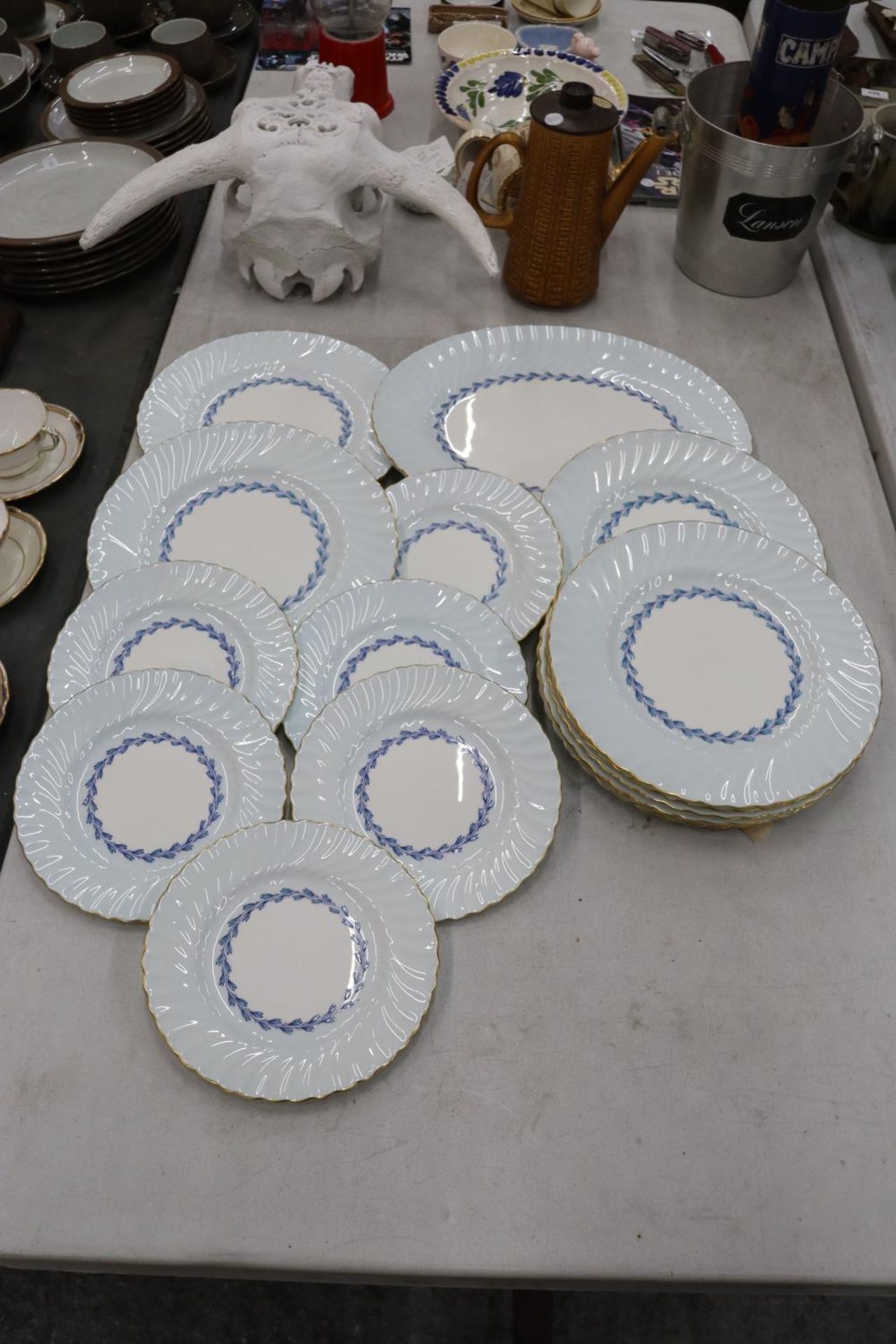 A QUANTITY OF MINTON 'CHEVIOT' PATTERN PLATES TO INCLUDE DINNER, SALAD AND SIDE PLATES - Image 2 of 5