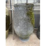 A LARGE RECONSTITUTED STONE URN PLANTER (H:112CM D:54CM)
