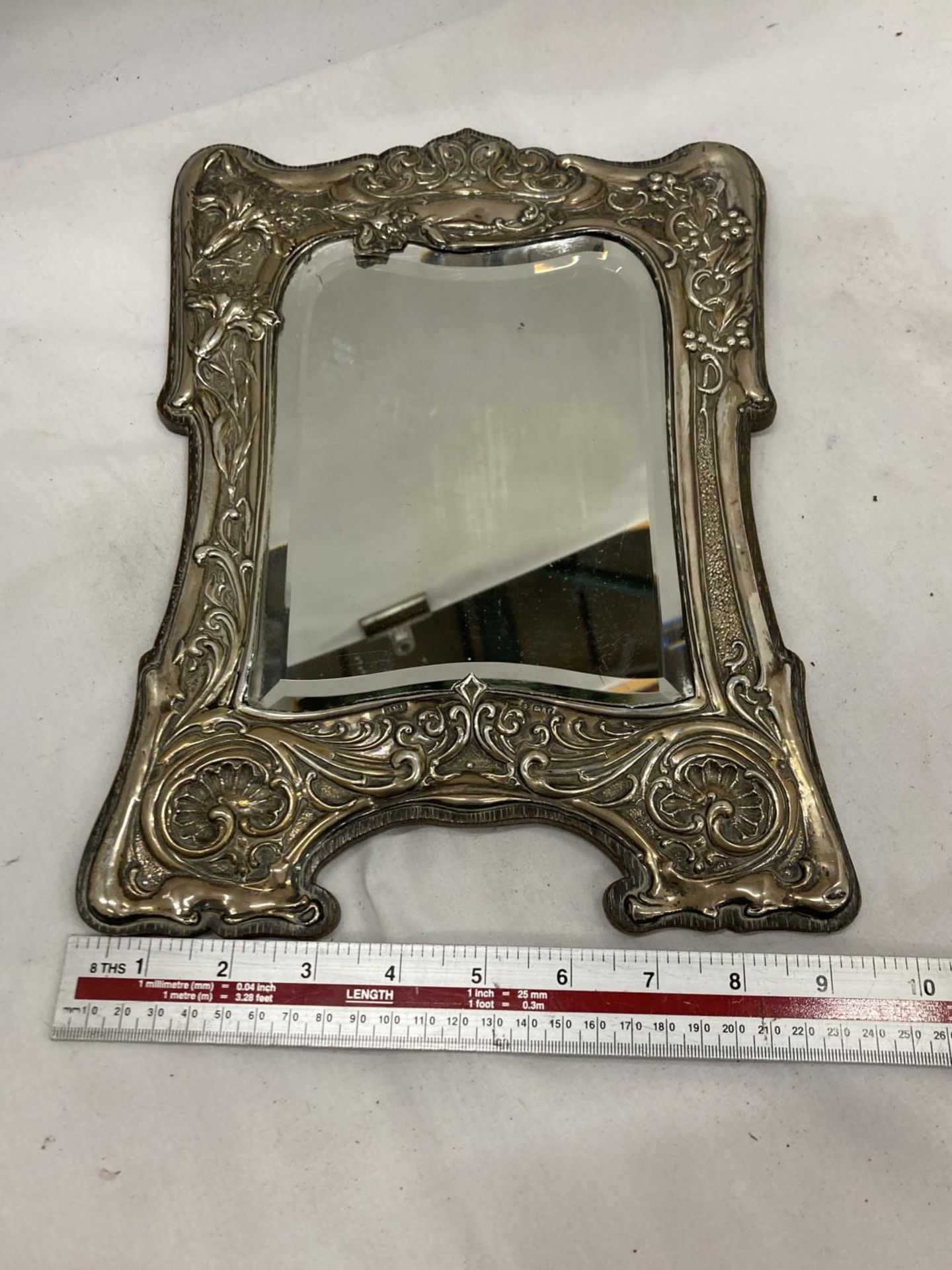 A DECORATIVE HALLMARKED BIRMINGHAM SILVER ART NOVEAU MIRROR - Image 5 of 5