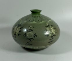 A CHINESE CELADON GLAZE FLORAL DESIGN POT / VASE, HEIGHT 12 CM