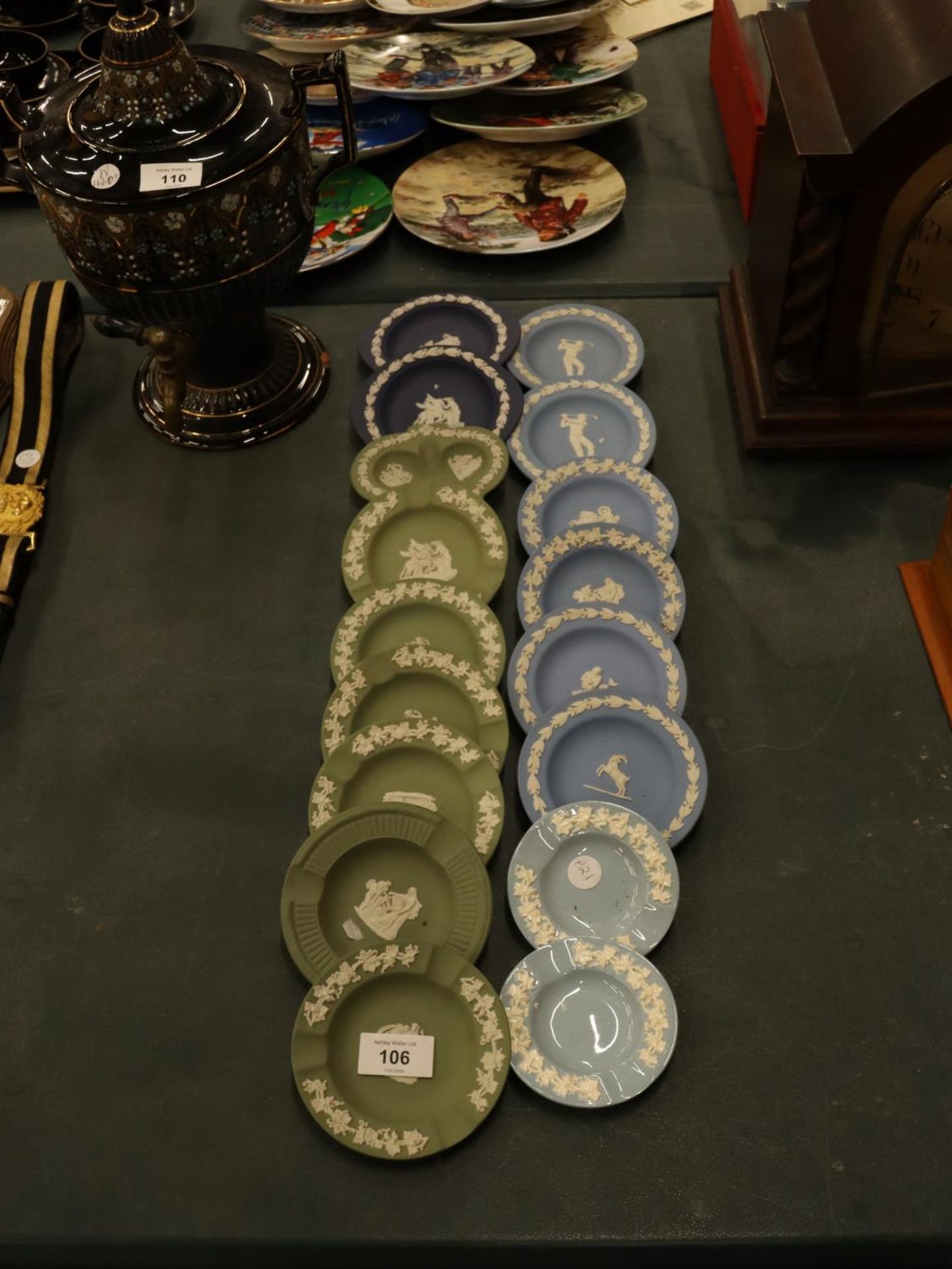 A COLLECTION OF WEDGWOOD BLUE AND GREEN PIN TRAYS AND ASHTRAYS - Bild 2 aus 3