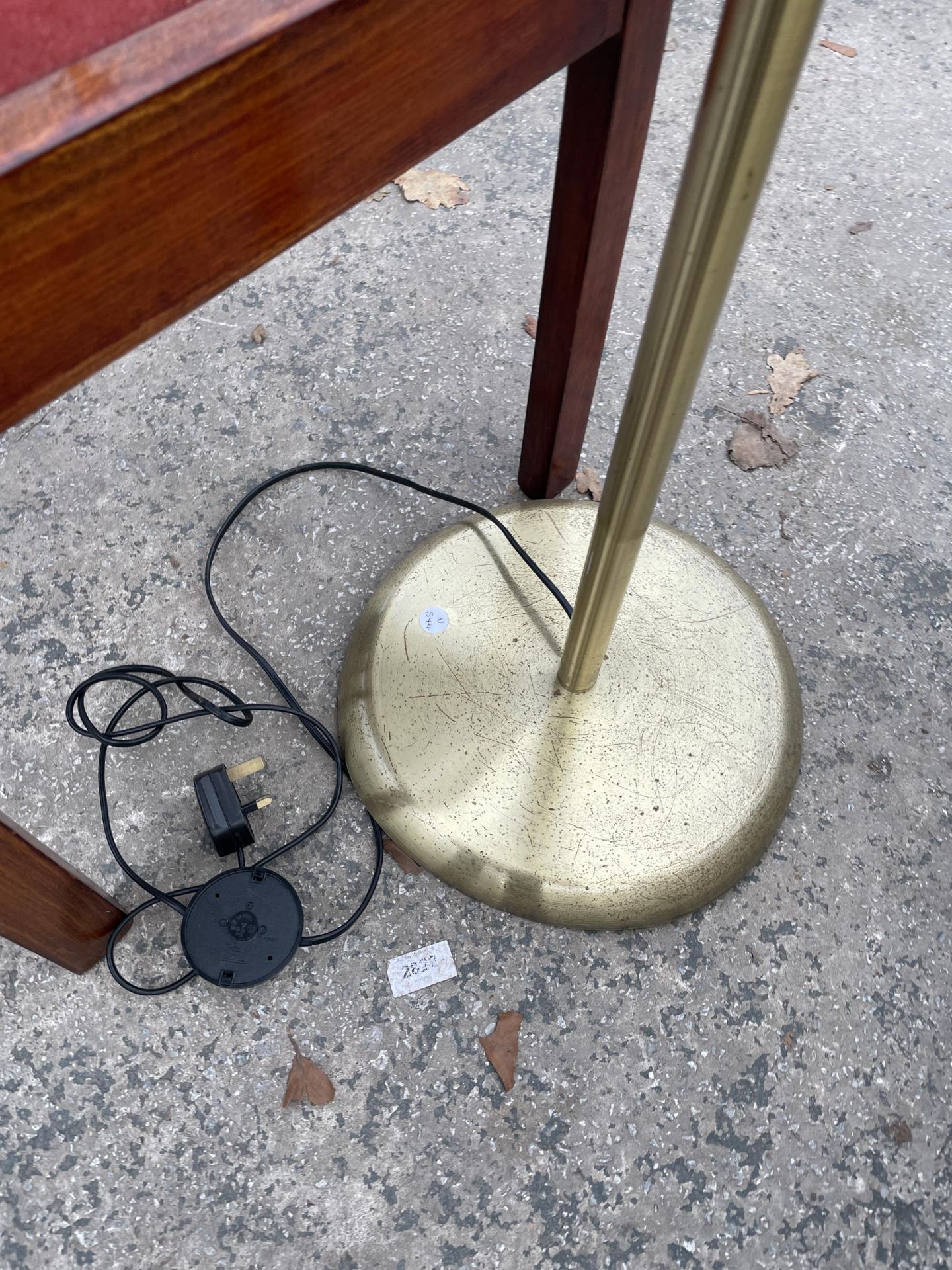 A MODERN BEECH FRAMED ELBOW CHAIR AND MODERN BRASS UPLIGHTER - Image 4 of 4