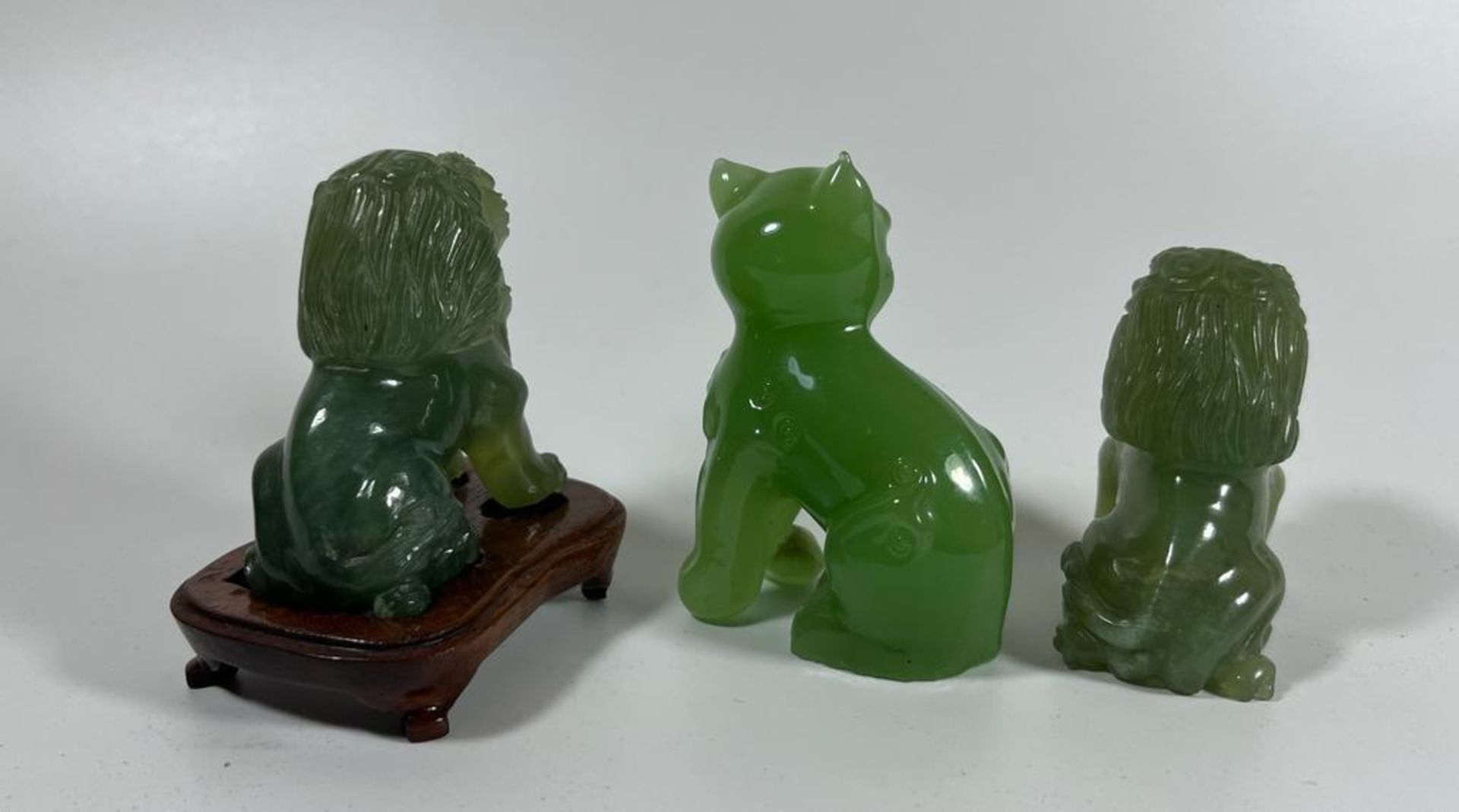 THREE JADE STYLE HARDSTONE ITEMS - PAIR OF CARVED FOO DOGS, ONE ON WOODEN BASE AND A CAT, HEIGHT 7 - Image 3 of 5